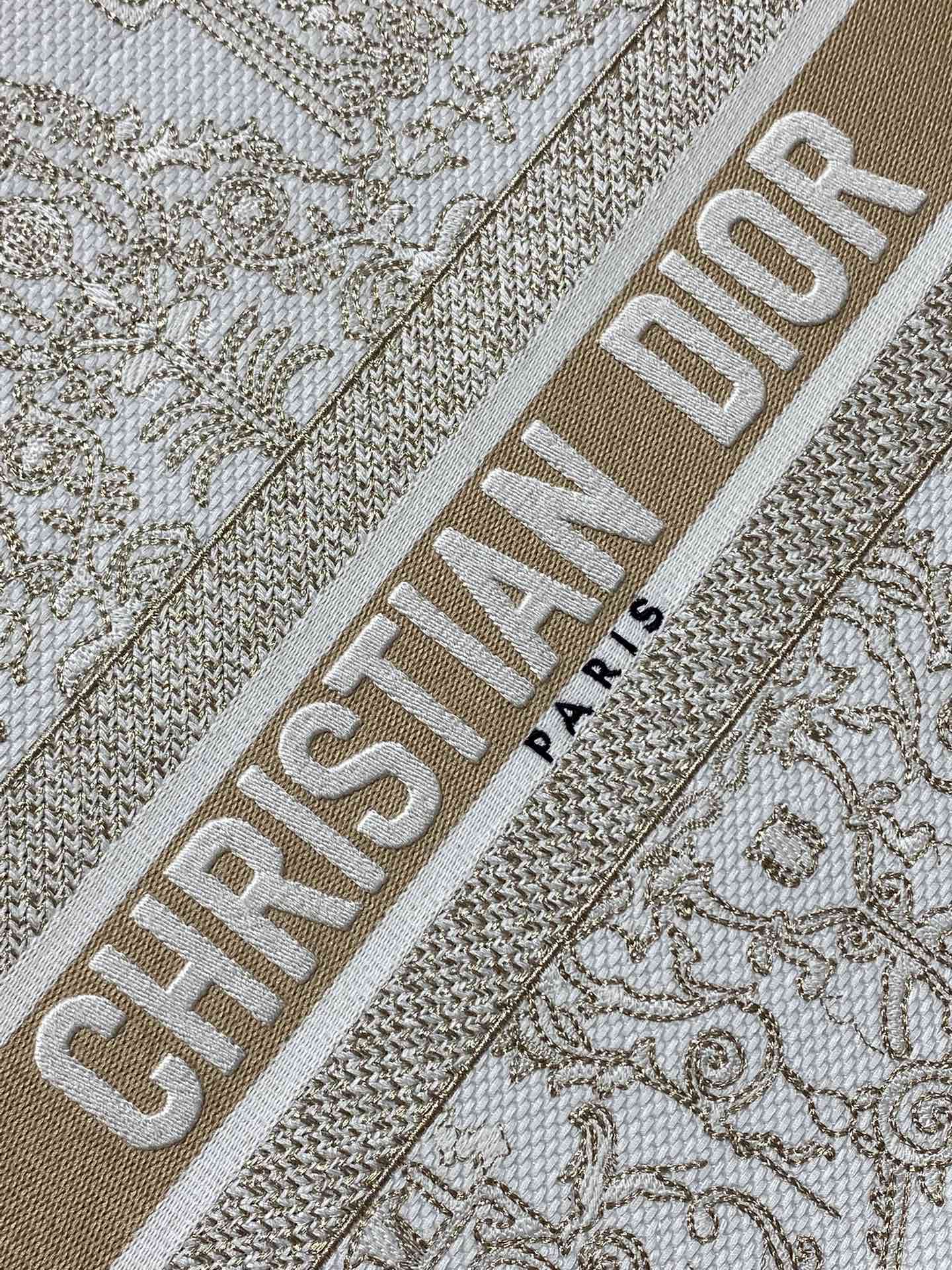 现货‼️Dior圣诞限定Book Tote手袋，白金配色+金色刺绣，奢华优雅感拉满，厚实帆布材质，结实耐