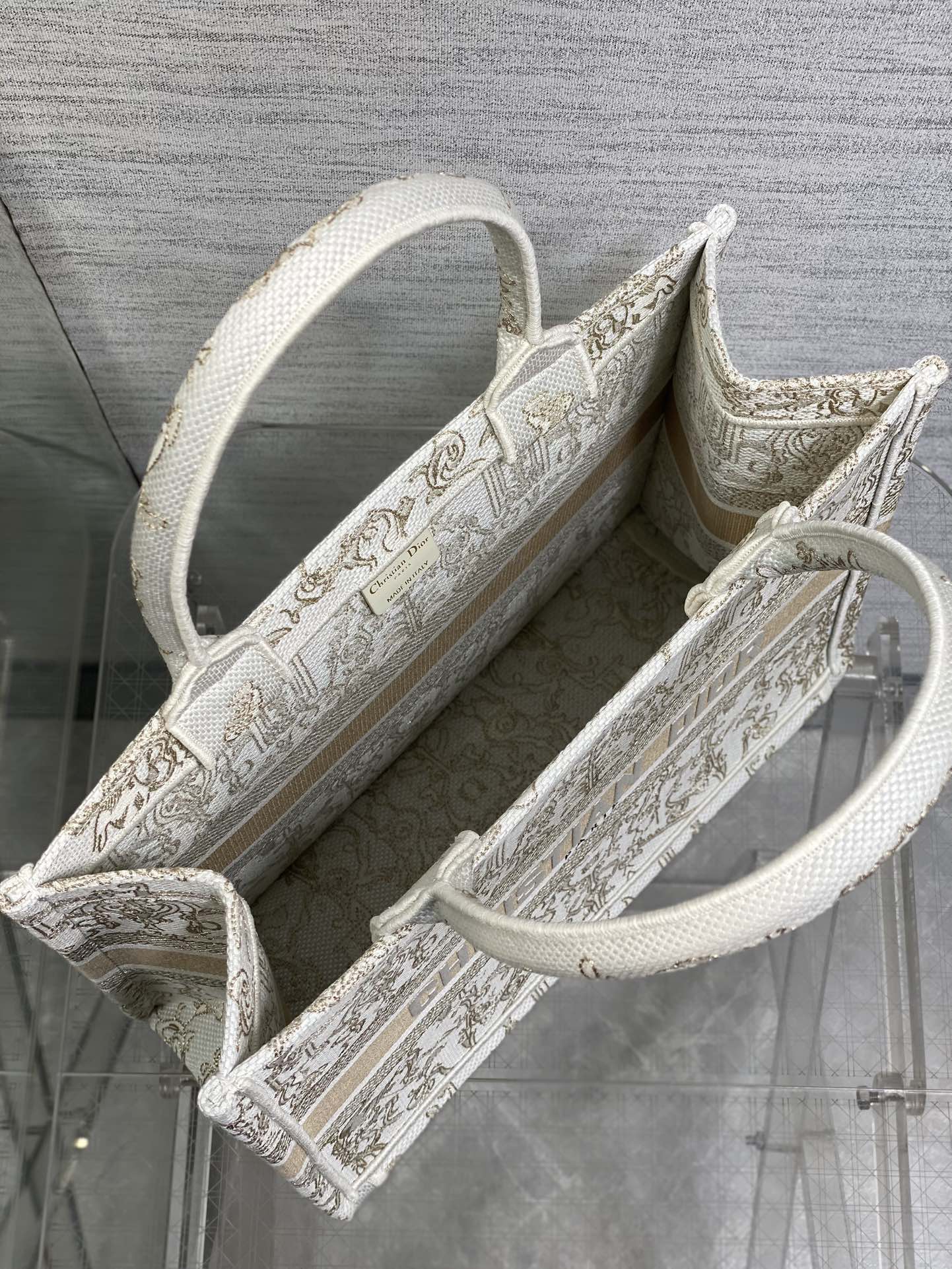 现货‼️Dior圣诞限定Book Tote手袋，白金配色+金色刺绣，奢华优雅感拉满，厚实帆布材质，结实耐