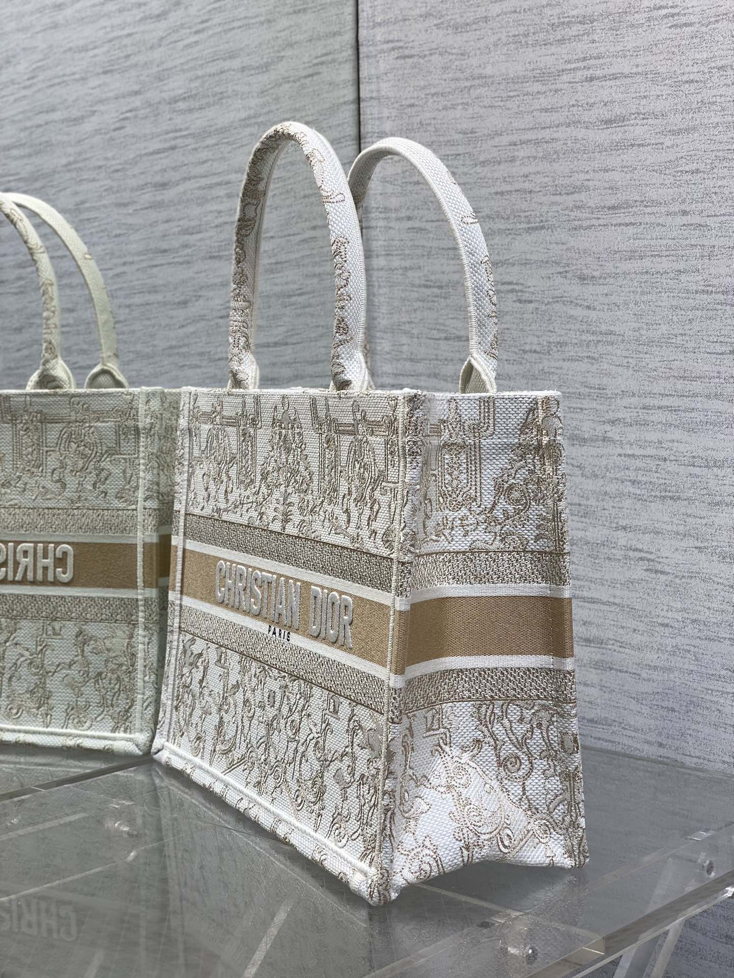 现货‼️Dior圣诞限定Book Tote手袋，白金配色+金色刺绣，奢华优雅感拉满，厚实帆布材质，结实耐