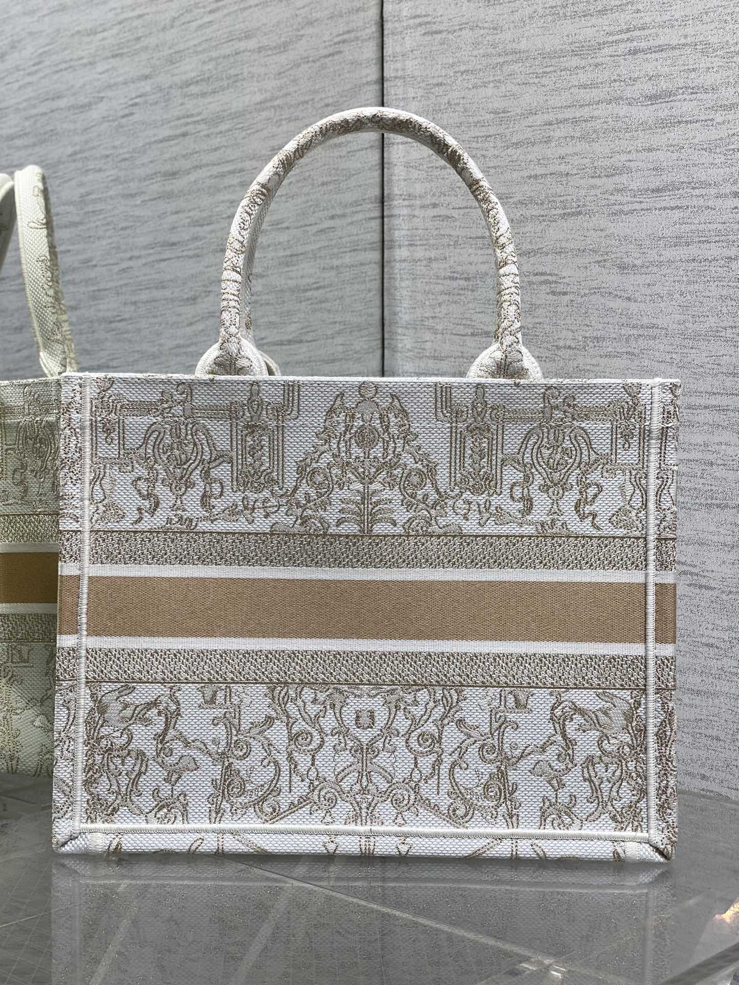 现货‼️Dior圣诞限定Book Tote手袋，白金配色+金色刺绣，奢华优雅感拉满，厚实帆布材质，结实耐