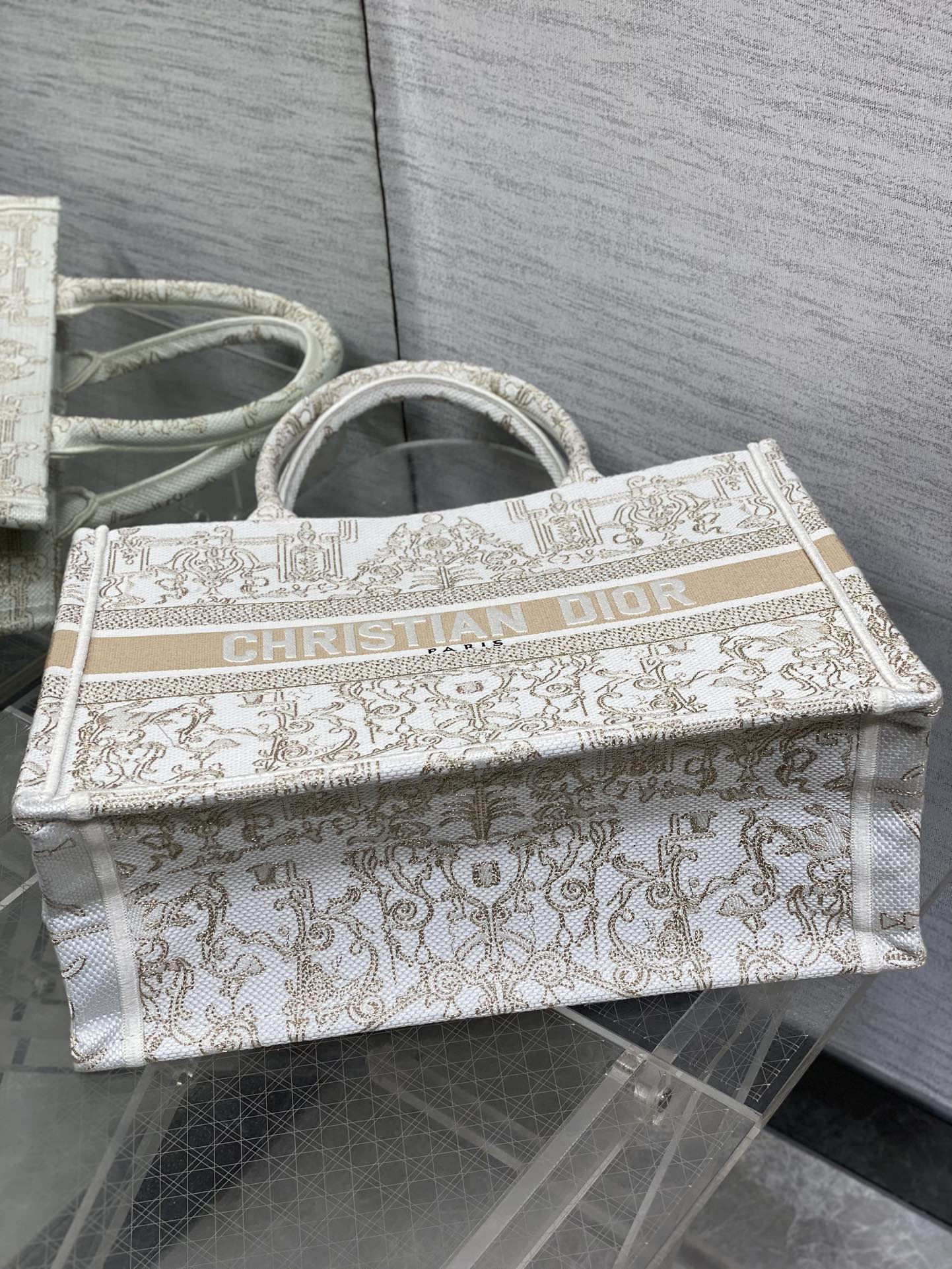 现货‼️Dior圣诞限定Book Tote手袋，白金配色+金色刺绣，奢华优雅感拉满，厚实帆布材质，结实耐
