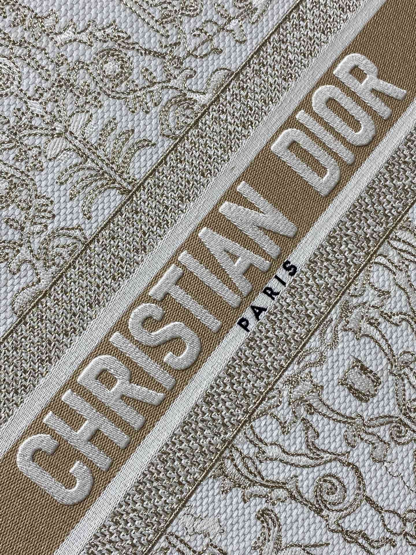 现货‼️Dior圣诞限定Book Tote手袋，白金配色+金色刺绣，奢华优雅感拉满，厚实帆布材质，结实耐