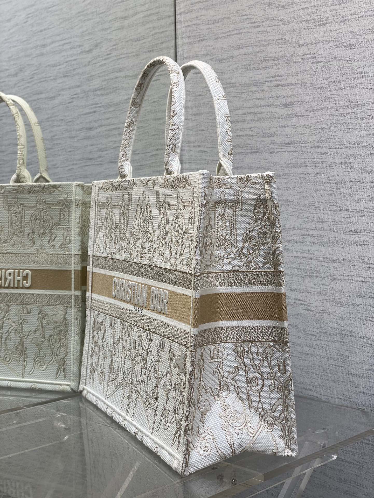 现货‼️Dior圣诞限定Book Tote手袋，白金配色+金色刺绣，奢华优雅感拉满，厚实帆布材质，结实耐