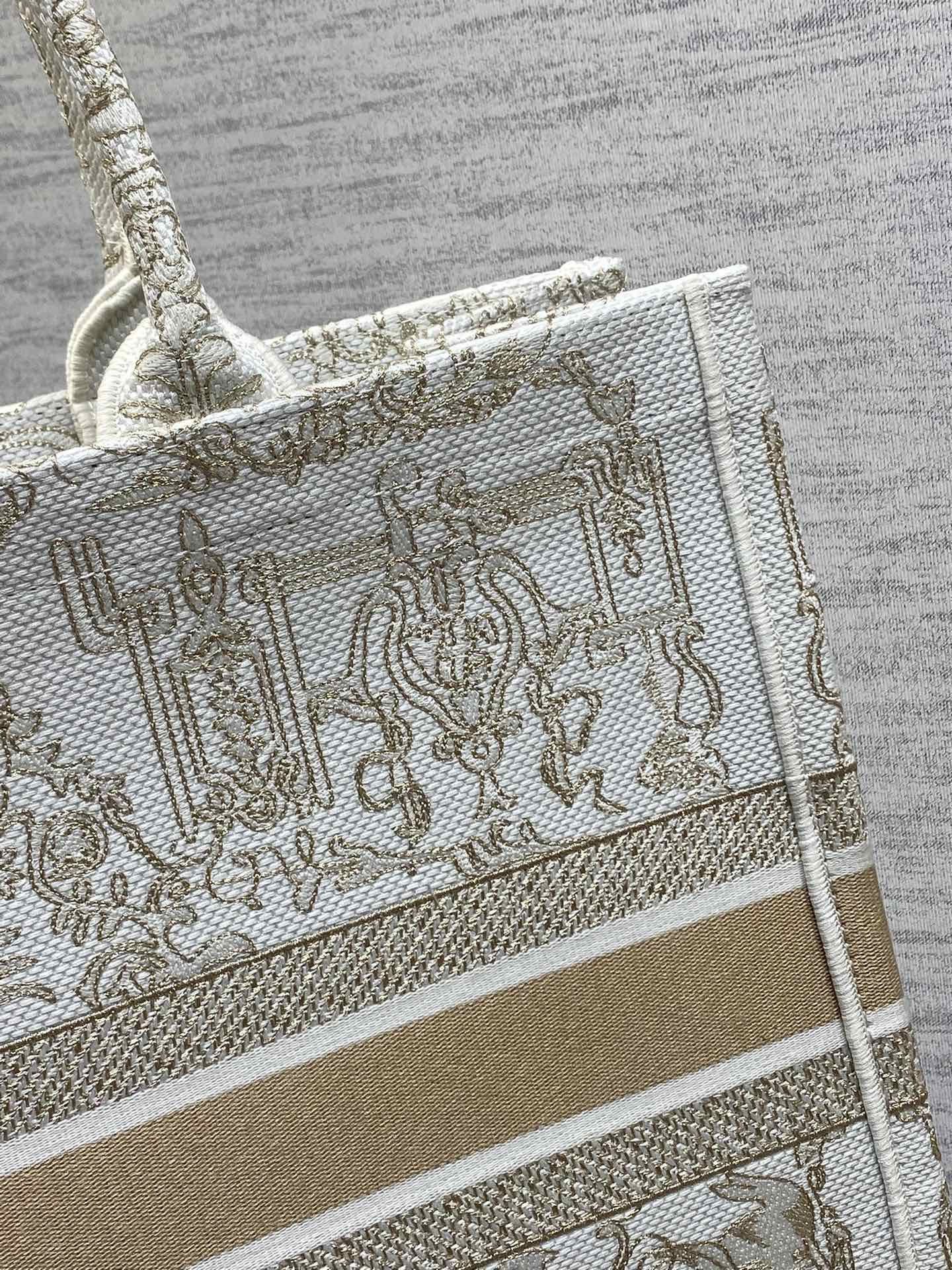 现货‼️Dior圣诞限定Book Tote手袋，白金配色+金色刺绣，奢华优雅感拉满，厚实帆布材质，结实耐
