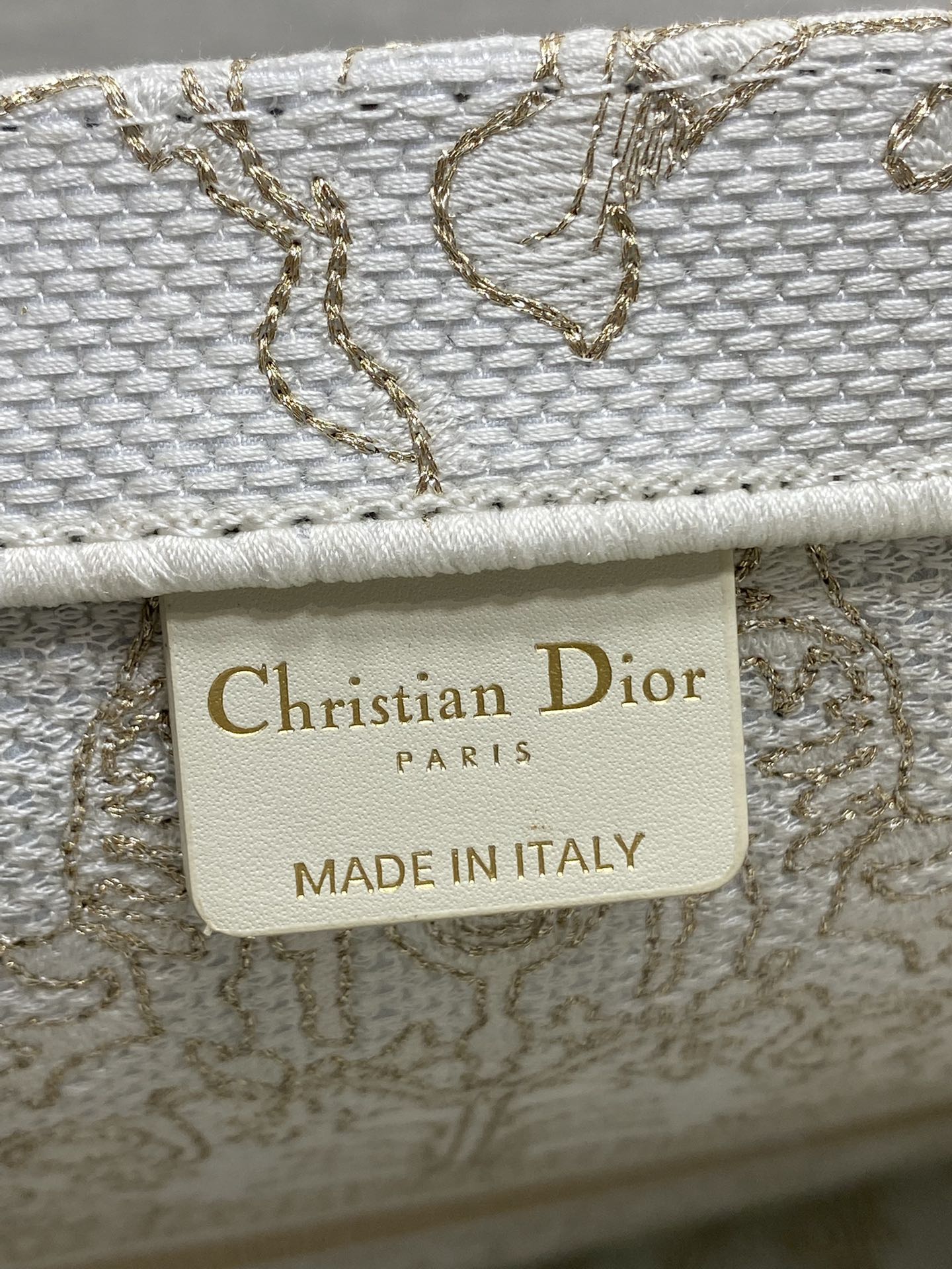 现货‼️Dior圣诞限定Book Tote手袋，白金配色+金色刺绣，奢华优雅感拉满，厚实帆布材质，结实耐