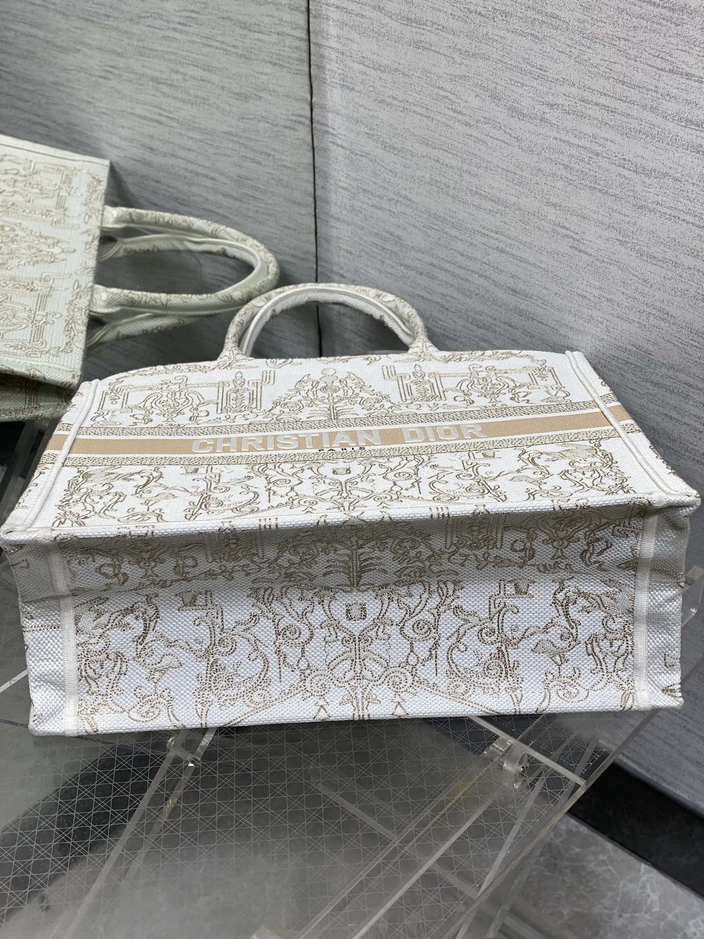 现货‼️Dior圣诞限定Book Tote手袋，白金配色+金色刺绣，奢华优雅感拉满，厚实帆布材质，结实耐