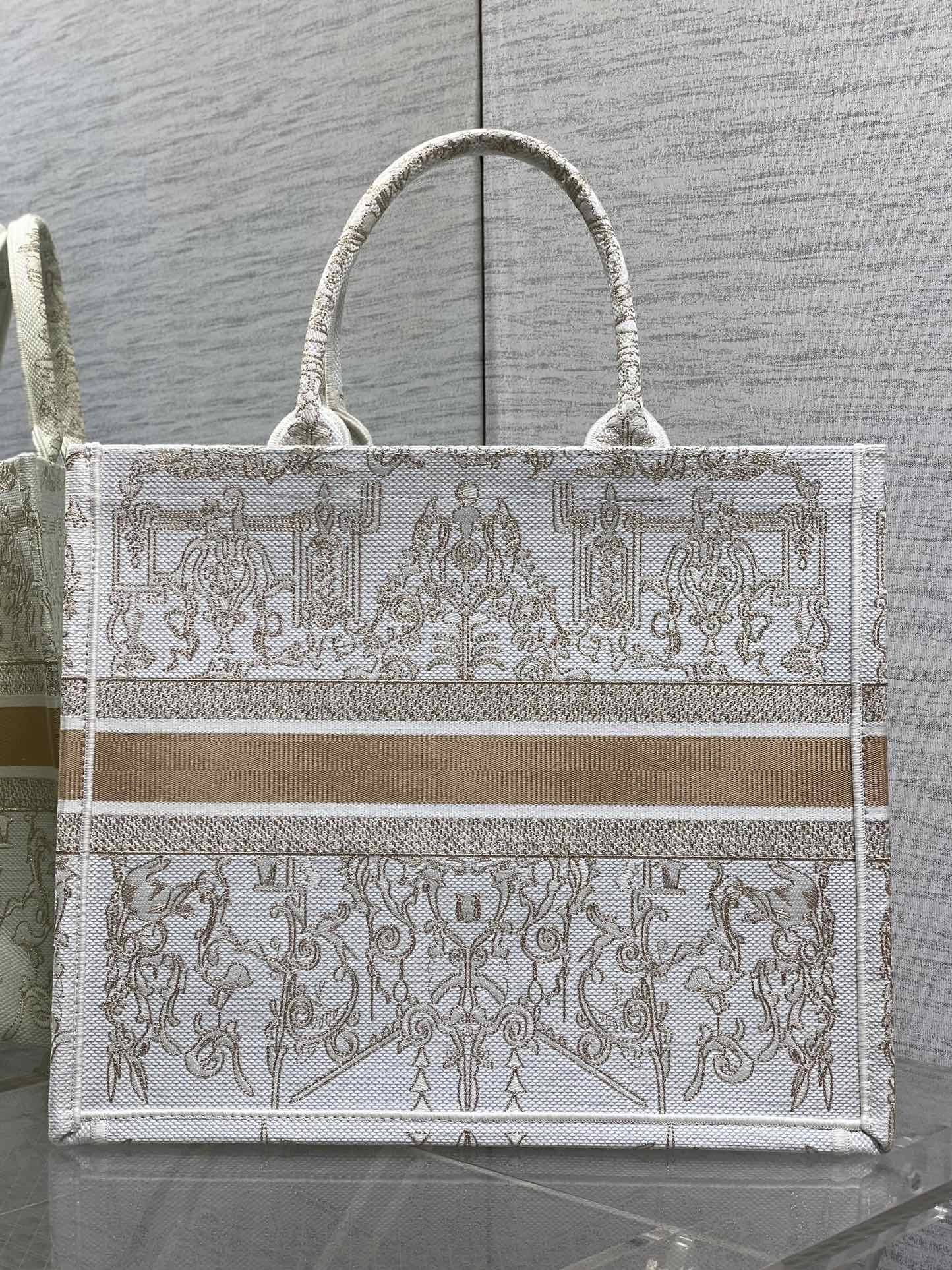 现货‼️Dior圣诞限定Book Tote手袋，白金配色+金色刺绣，奢华优雅感拉满，厚实帆布材质，结实耐