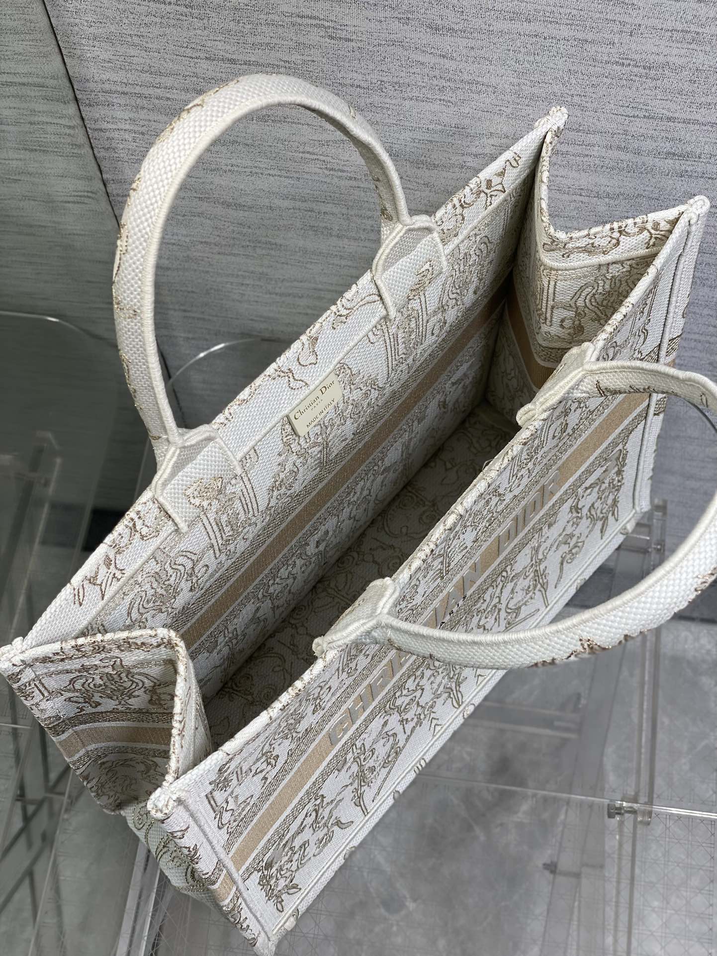 现货‼️Dior圣诞限定Book Tote手袋，白金配色+金色刺绣，奢华优雅感拉满，厚实帆布材质，结实耐