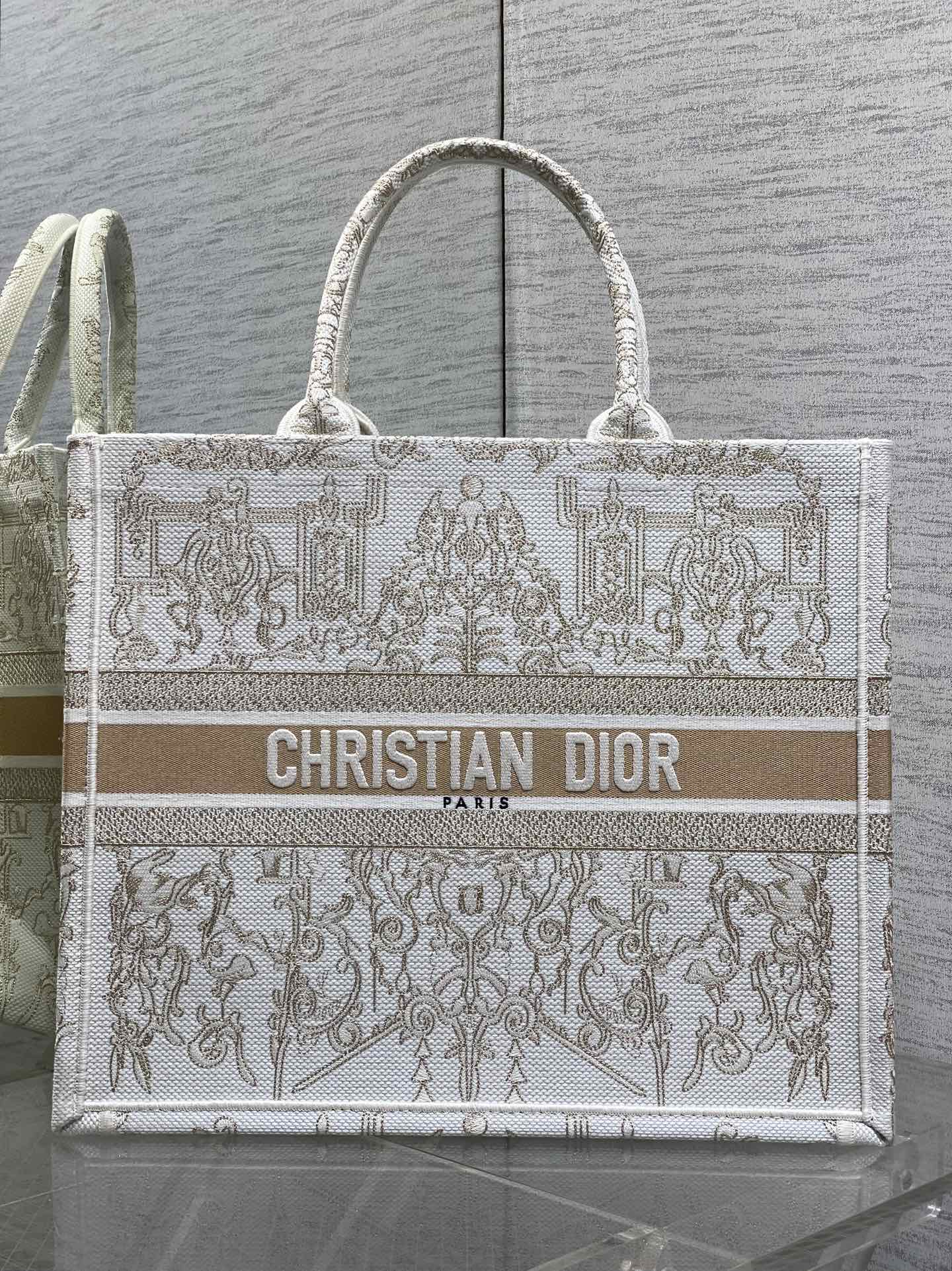 现货‼️Dior圣诞限定Book Tote手袋，白金配色+金色刺绣，奢华优雅感拉满，厚实帆布材质，结实耐