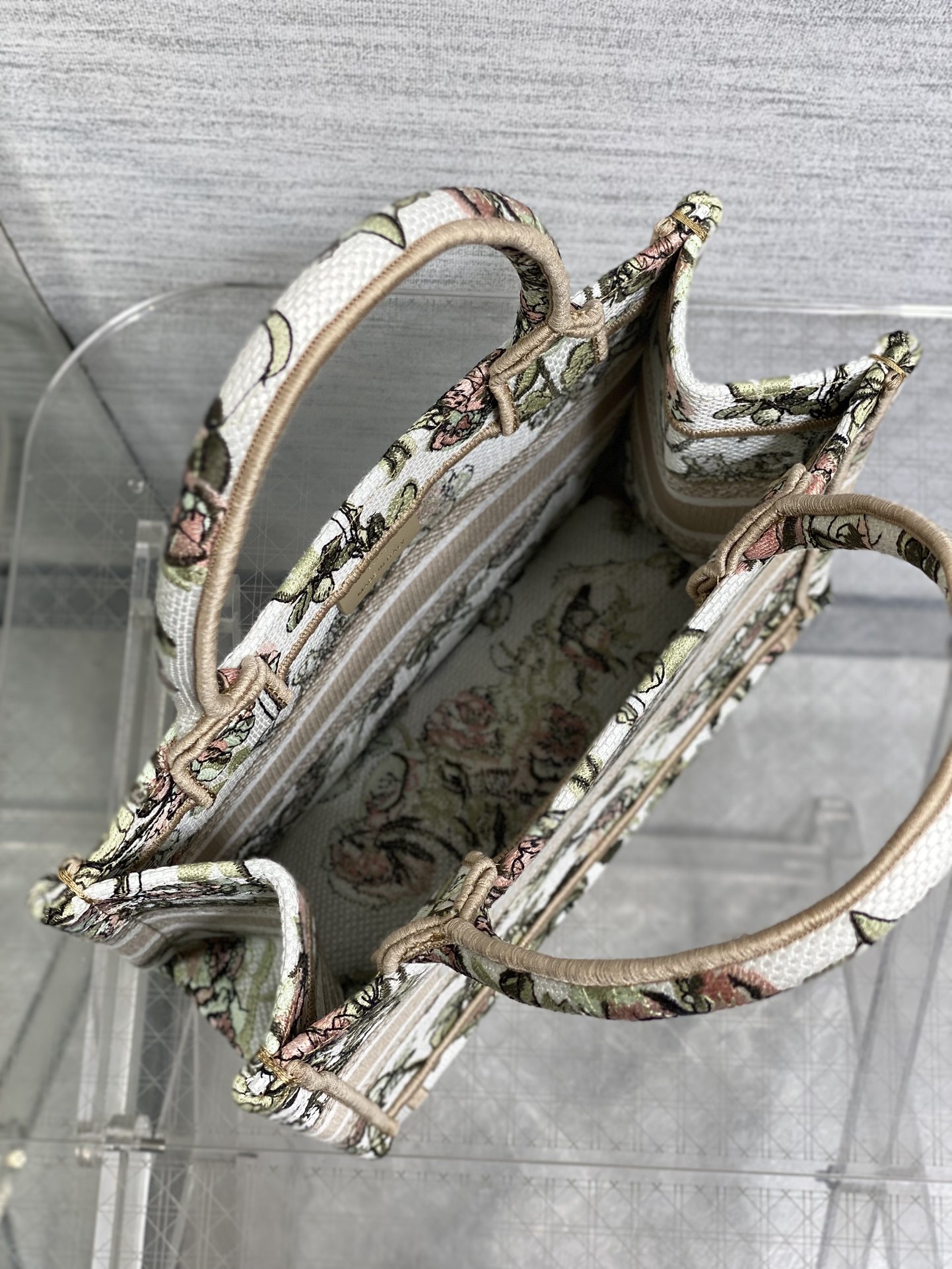 现货‼️Dior Book Tote小号托特包，花卉刺绣设计超美，帆布材质轻便耐用，容量大，通勤日常都O