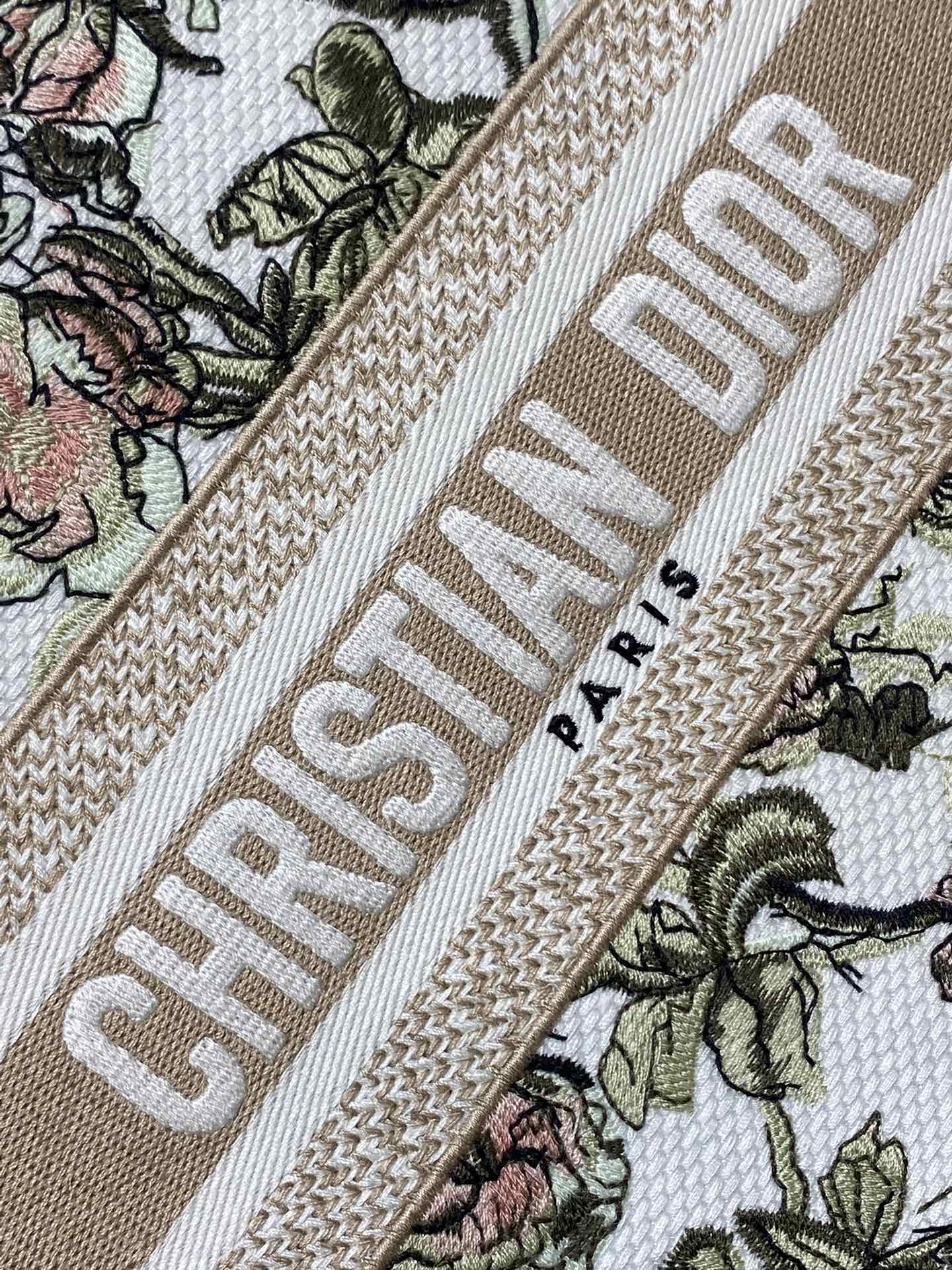 现货‼️Dior Book Tote小号托特包，花卉刺绣设计超美，帆布材质轻便耐用，容量大，通勤日常都O