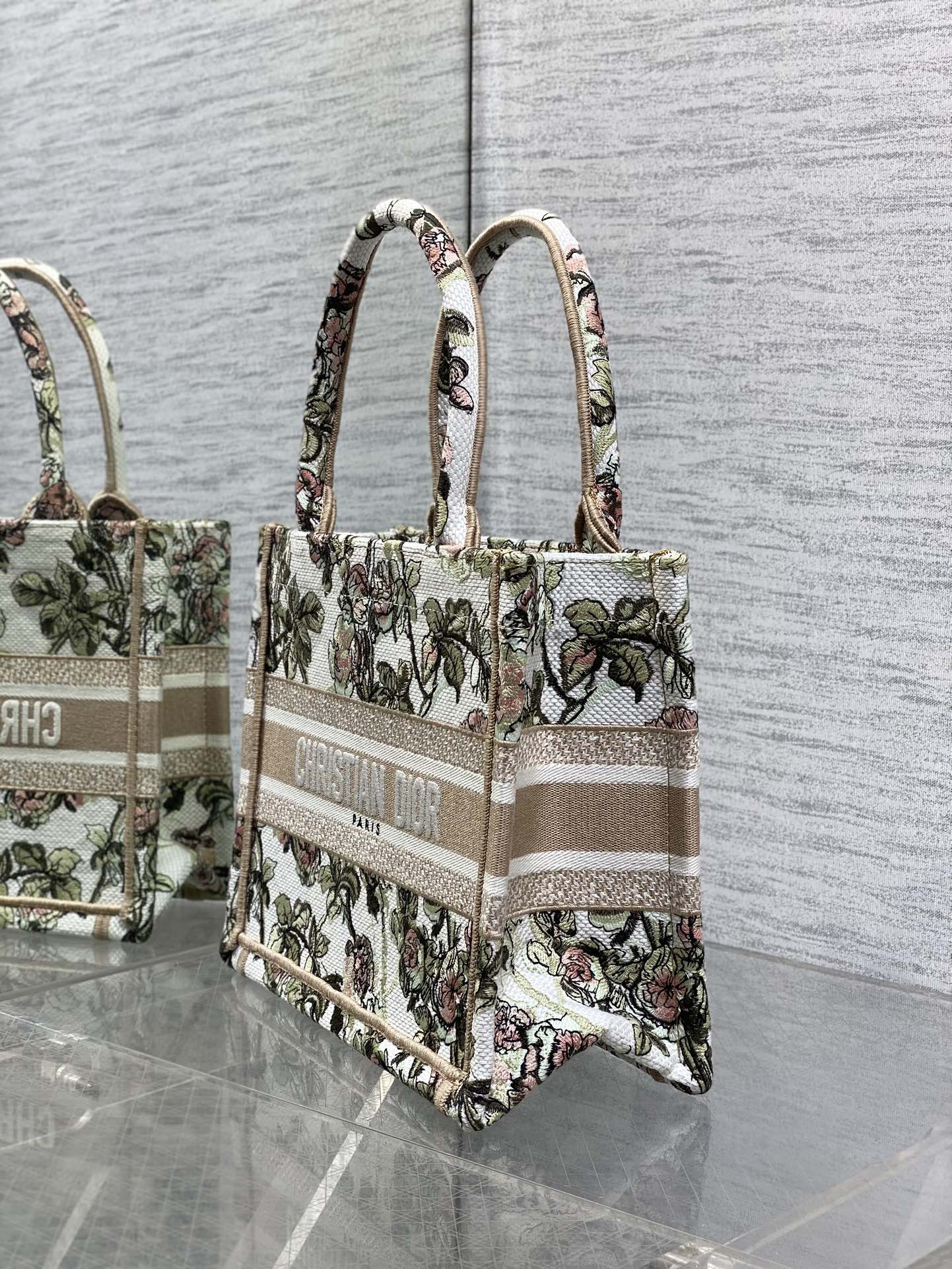 现货‼️Dior Book Tote小号托特包，花卉刺绣设计超美，帆布材质轻便耐用，容量大，通勤日常都O