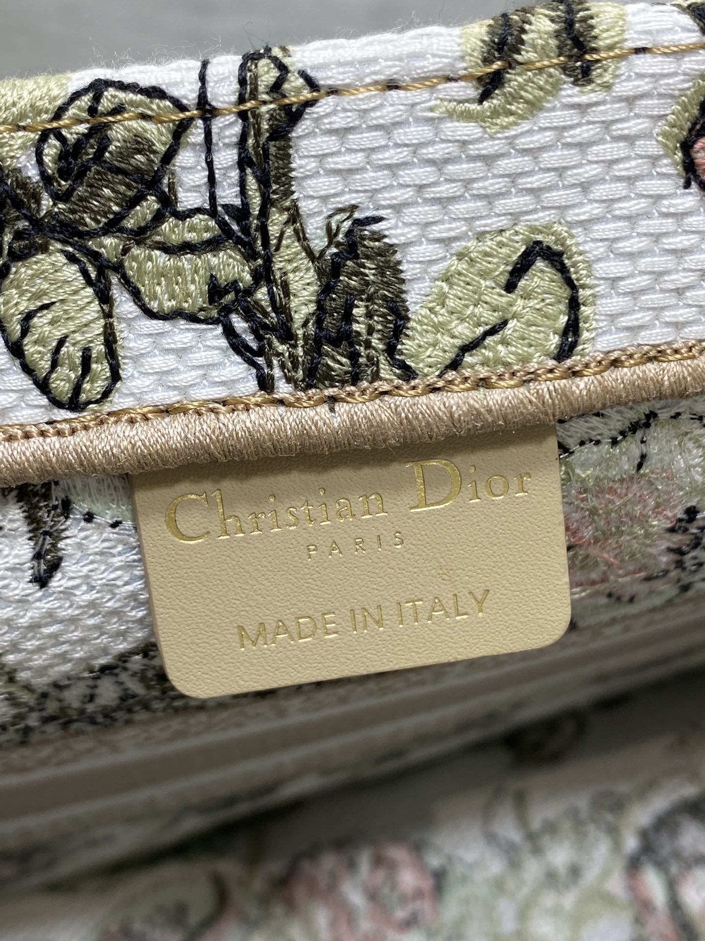 现货‼️Dior Book Tote小号托特包，花卉刺绣设计超美，帆布材质轻便耐用，容量大，通勤日常都O