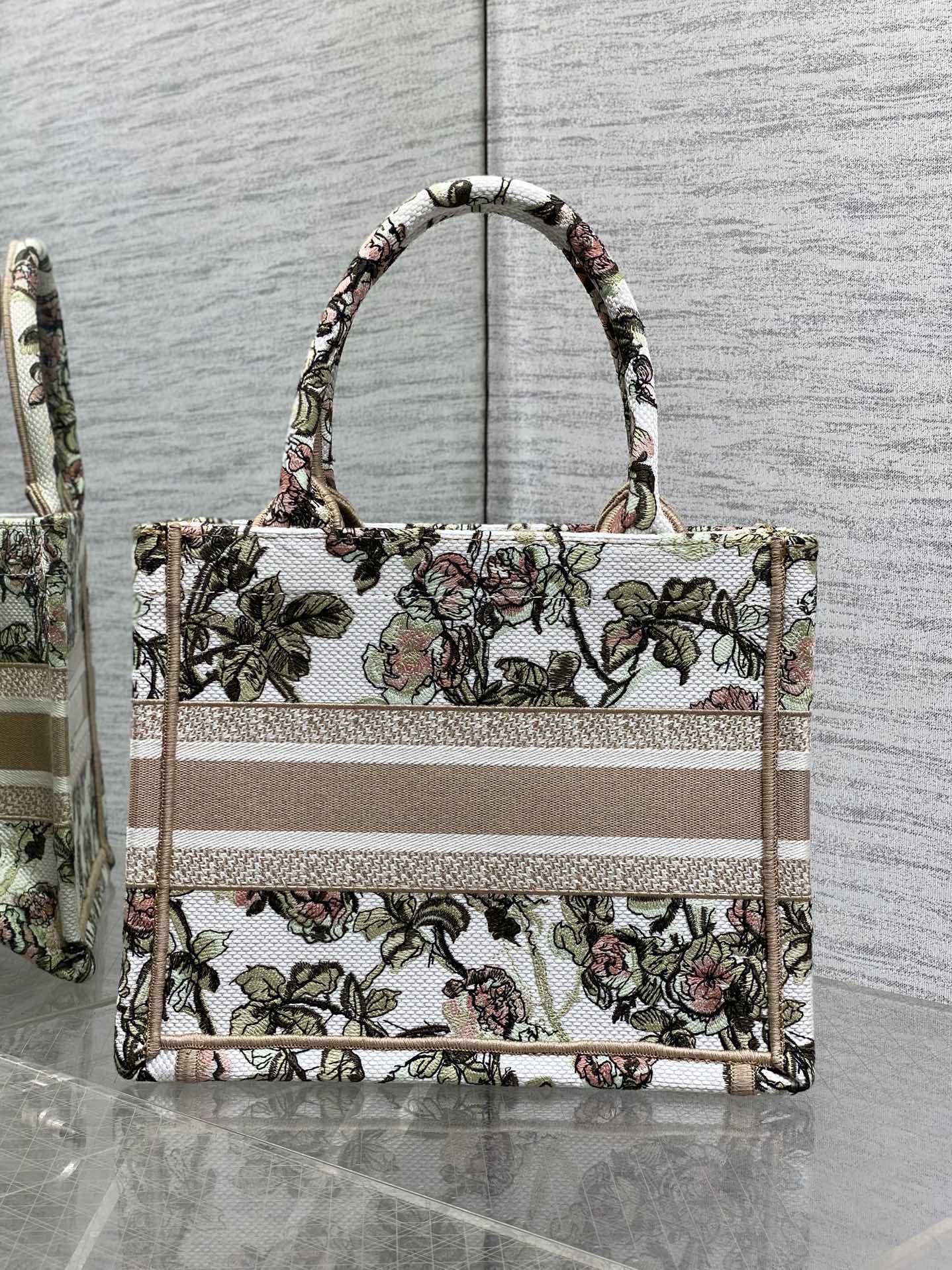 现货‼️Dior Book Tote小号托特包，花卉刺绣设计超美，帆布材质轻便耐用，容量大，通勤日常都O
