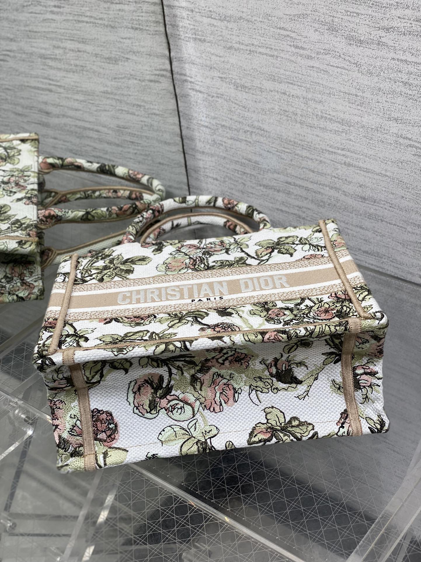 现货‼️Dior Book Tote小号托特包，花卉刺绣设计超美，帆布材质轻便耐用，容量大，通勤日常都O