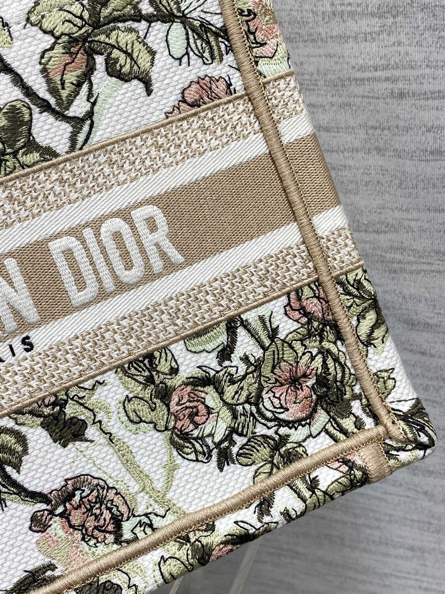 现货‼️Dior Book Tote小号托特包，花卉刺绣设计超美，帆布材质轻便耐用，容量大，通勤日常都O