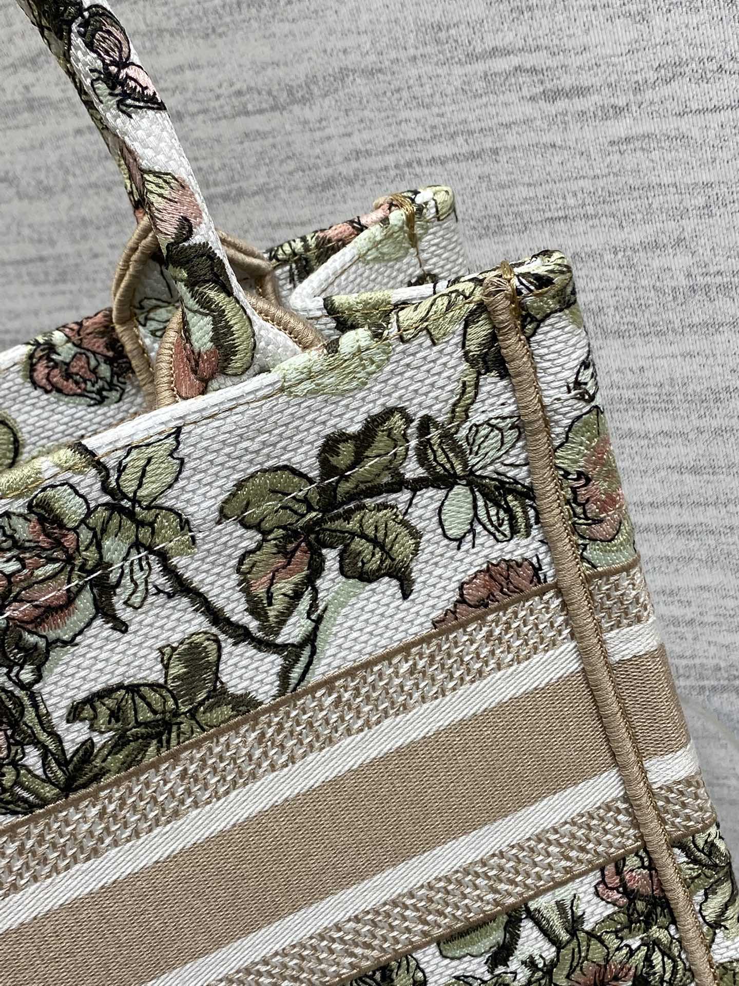 现货‼️Dior Book Tote小号托特包，花卉刺绣设计超美，帆布材质轻便耐用，容量大，通勤日常都O