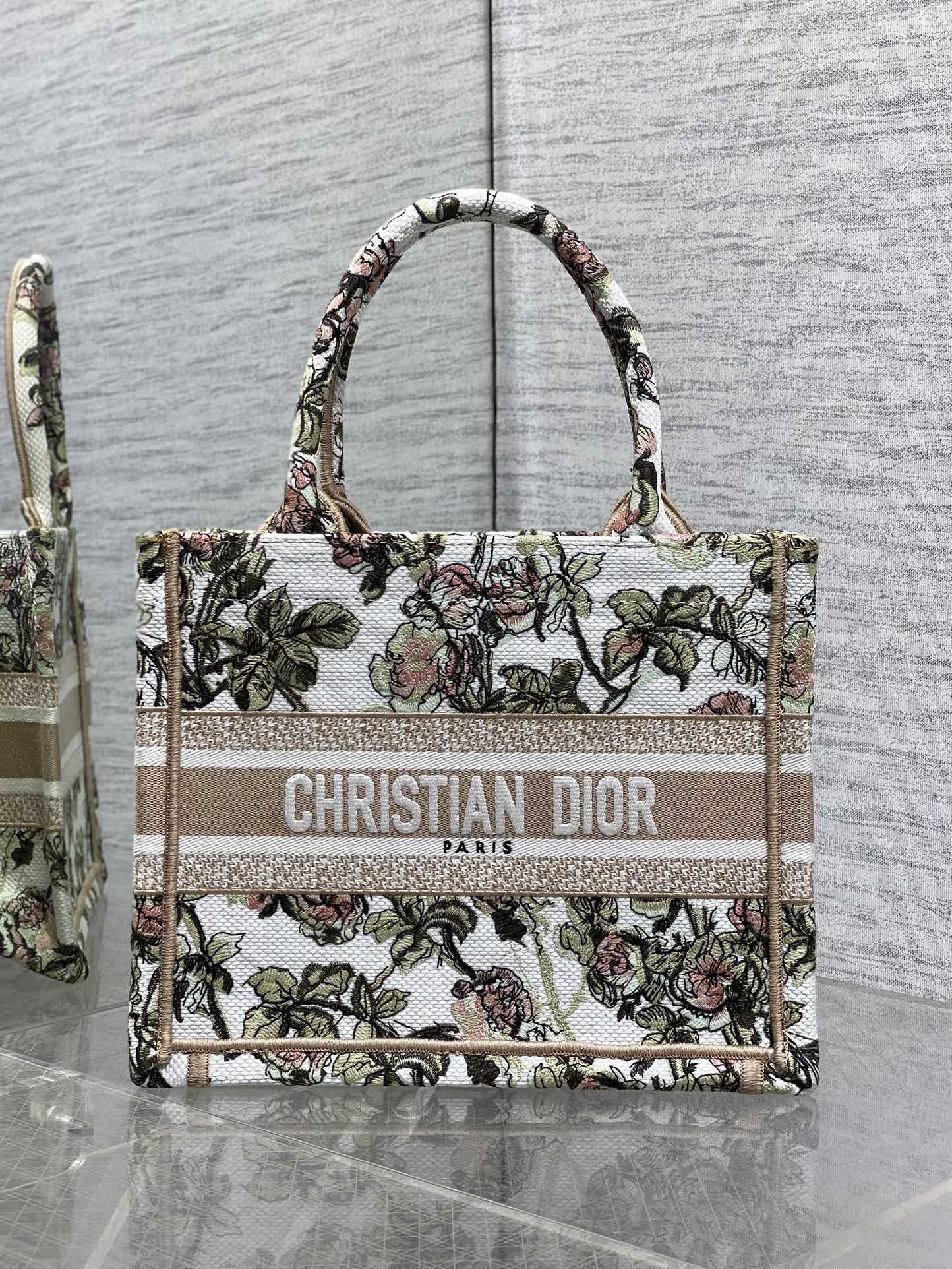现货‼️Dior Book Tote小号托特包，花卉刺绣设计超美，帆布材质轻便耐用，容量大，通勤日常都O