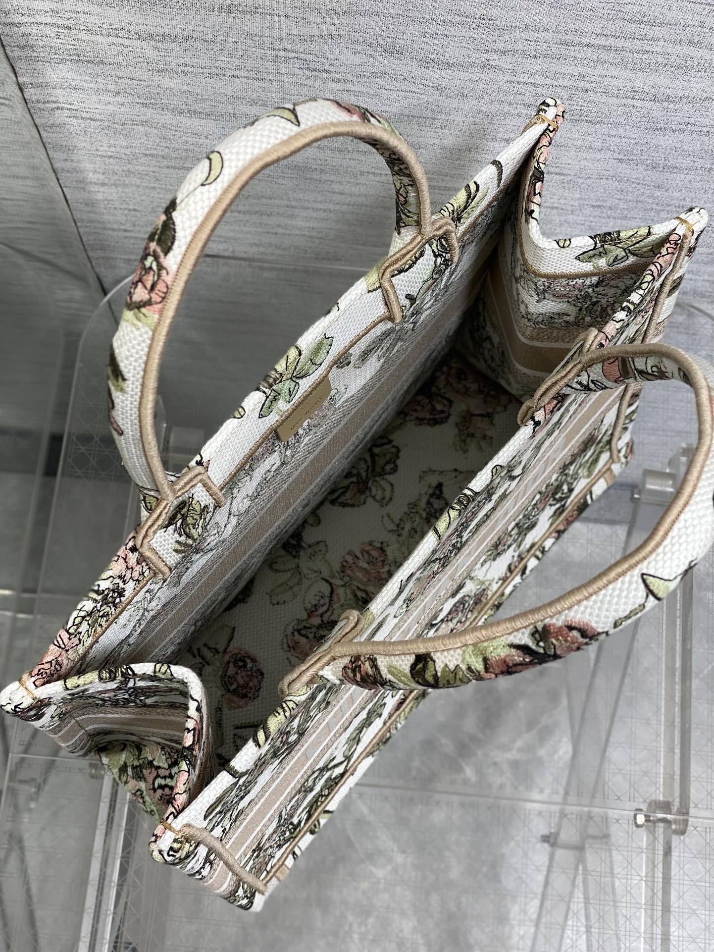 现货‼️Dior Book Tote中号托特包，花卉刺绣设计超美，帆布材质轻便耐用，容量大，通勤日常都O