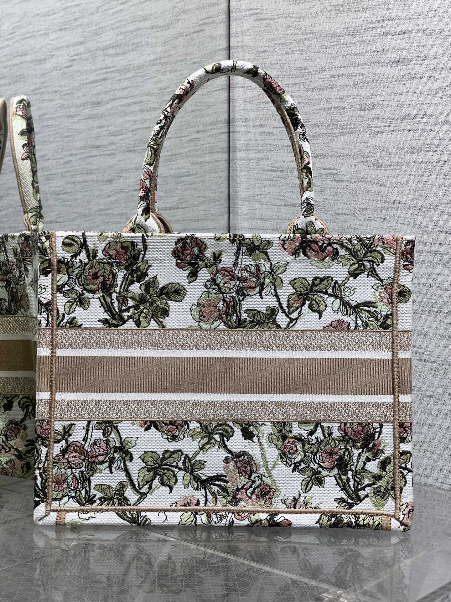 现货‼️Dior Book Tote中号托特包，花卉刺绣设计超美，帆布材质轻便耐用，容量大，通勤日常都O