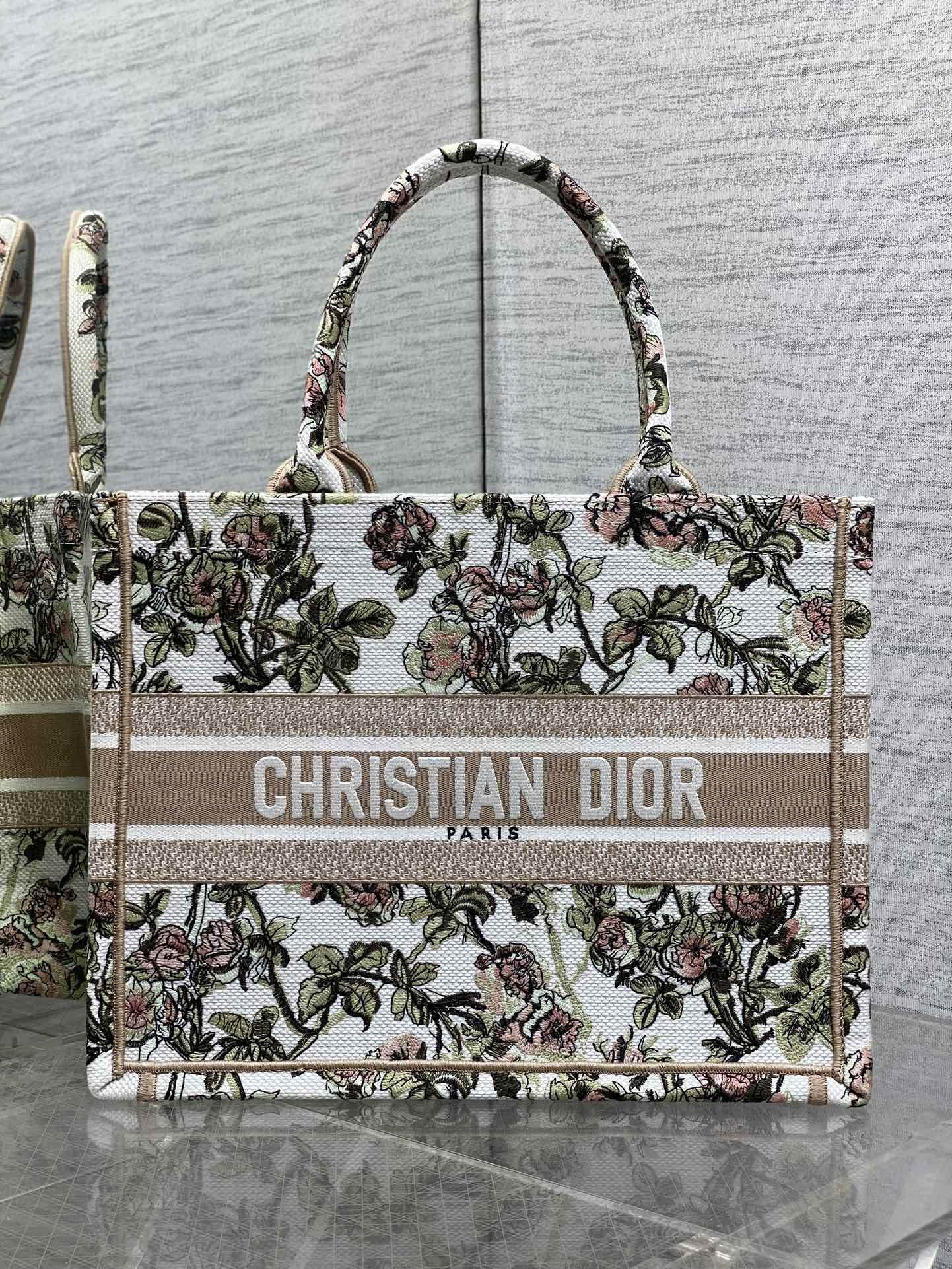现货‼️Dior Book Tote中号托特包，花卉刺绣设计超美，帆布材质轻便耐用，容量大，通勤日常都O