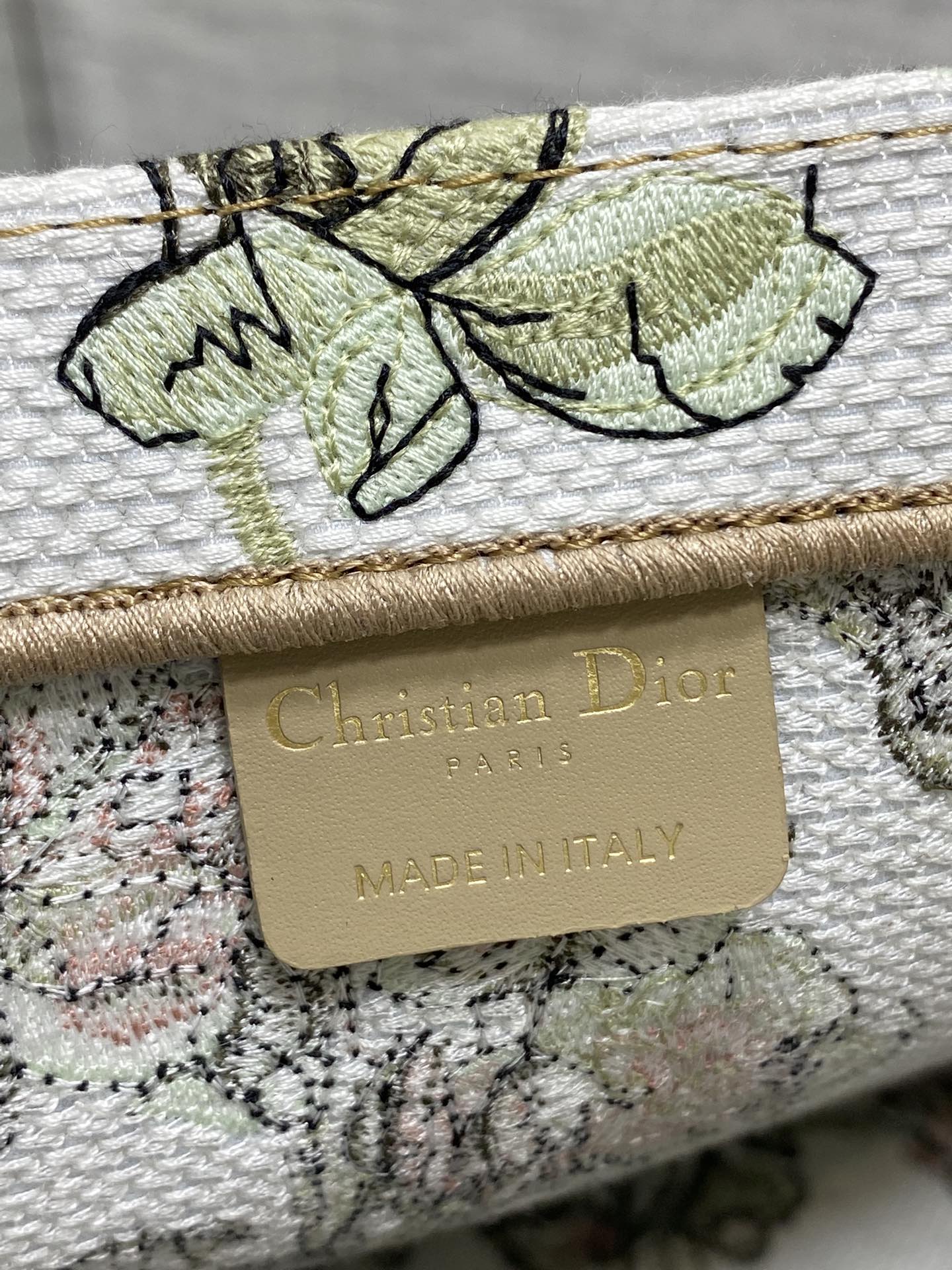 现货‼️Dior Book Tote中号托特包，花卉刺绣设计超美，帆布材质轻便耐用，容量大，通勤日常都O
