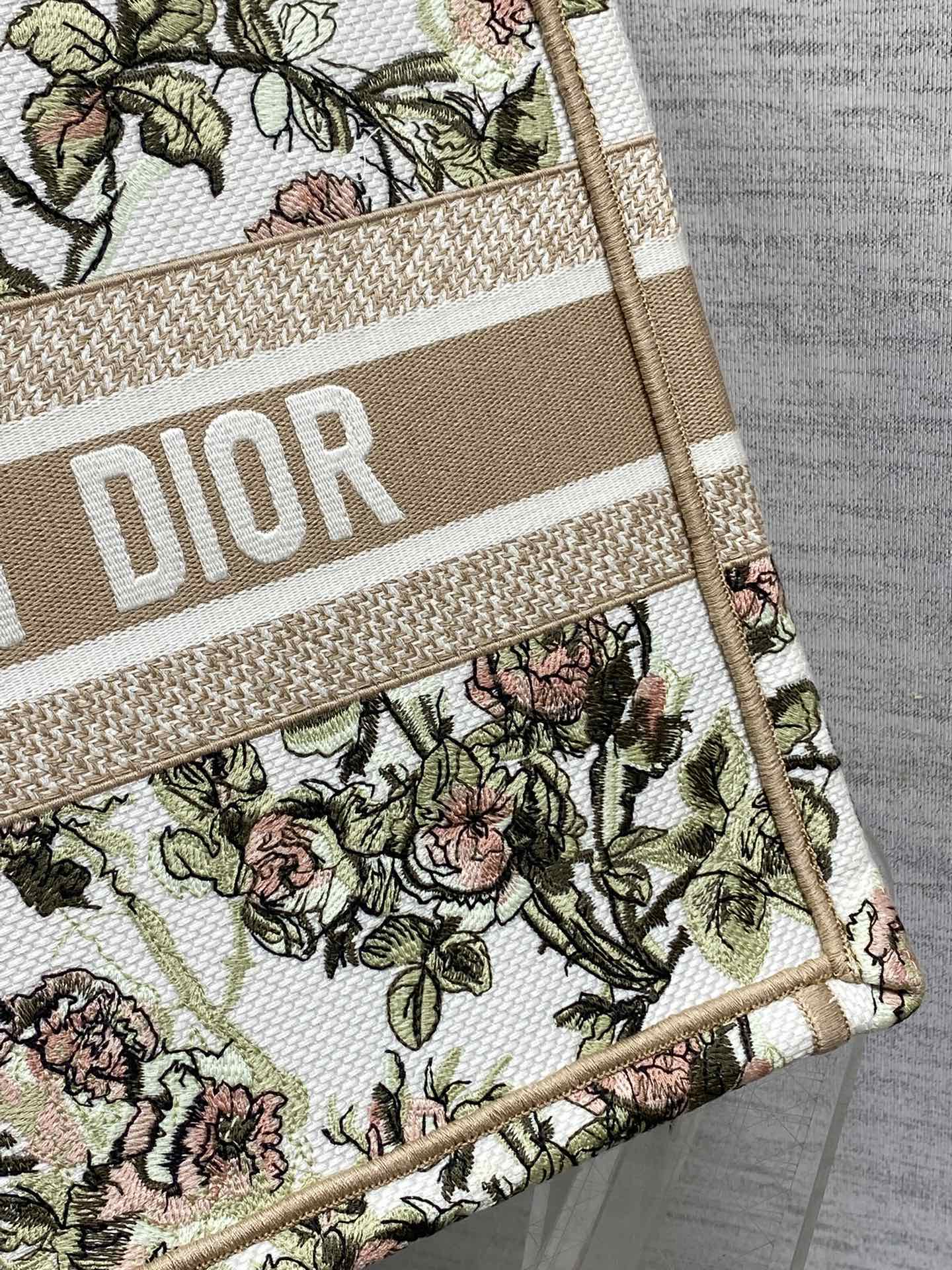 现货‼️Dior Book Tote中号托特包，花卉刺绣设计超美，帆布材质轻便耐用，容量大，通勤日常都O