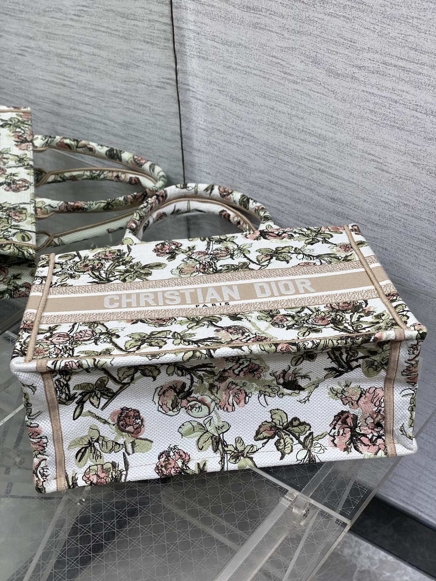 现货‼️Dior Book Tote中号托特包，花卉刺绣设计超美，帆布材质轻便耐用，容量大，通勤日常都O