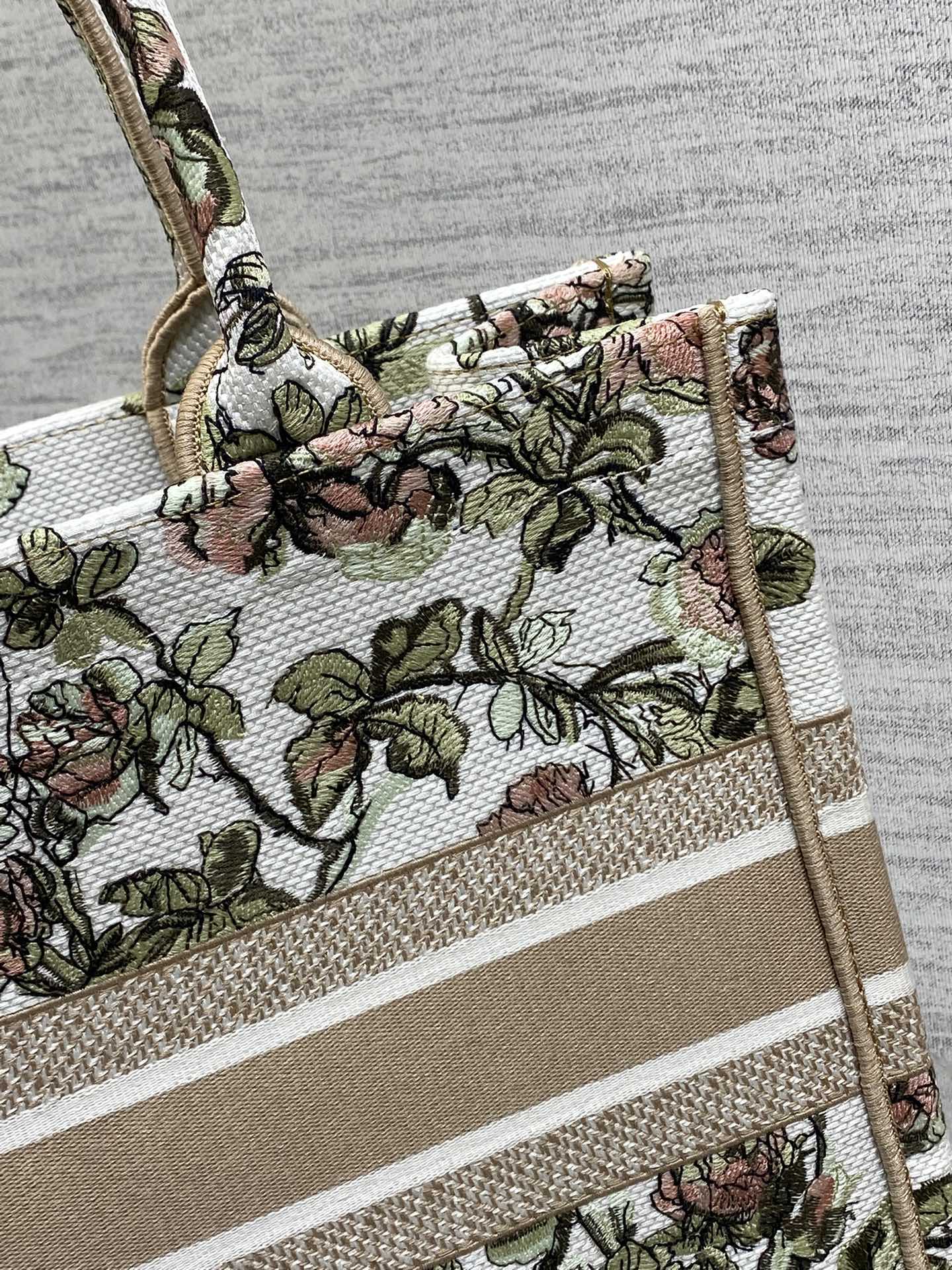 现货‼️Dior Book Tote中号托特包，花卉刺绣设计超美，帆布材质轻便耐用，容量大，通勤日常都O