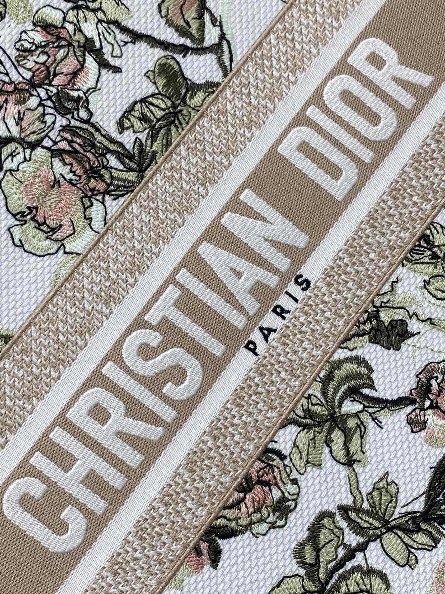 现货‼️Dior Book Tote中号托特包，花卉刺绣设计超美，帆布材质轻便耐用，容量大，通勤日常都O