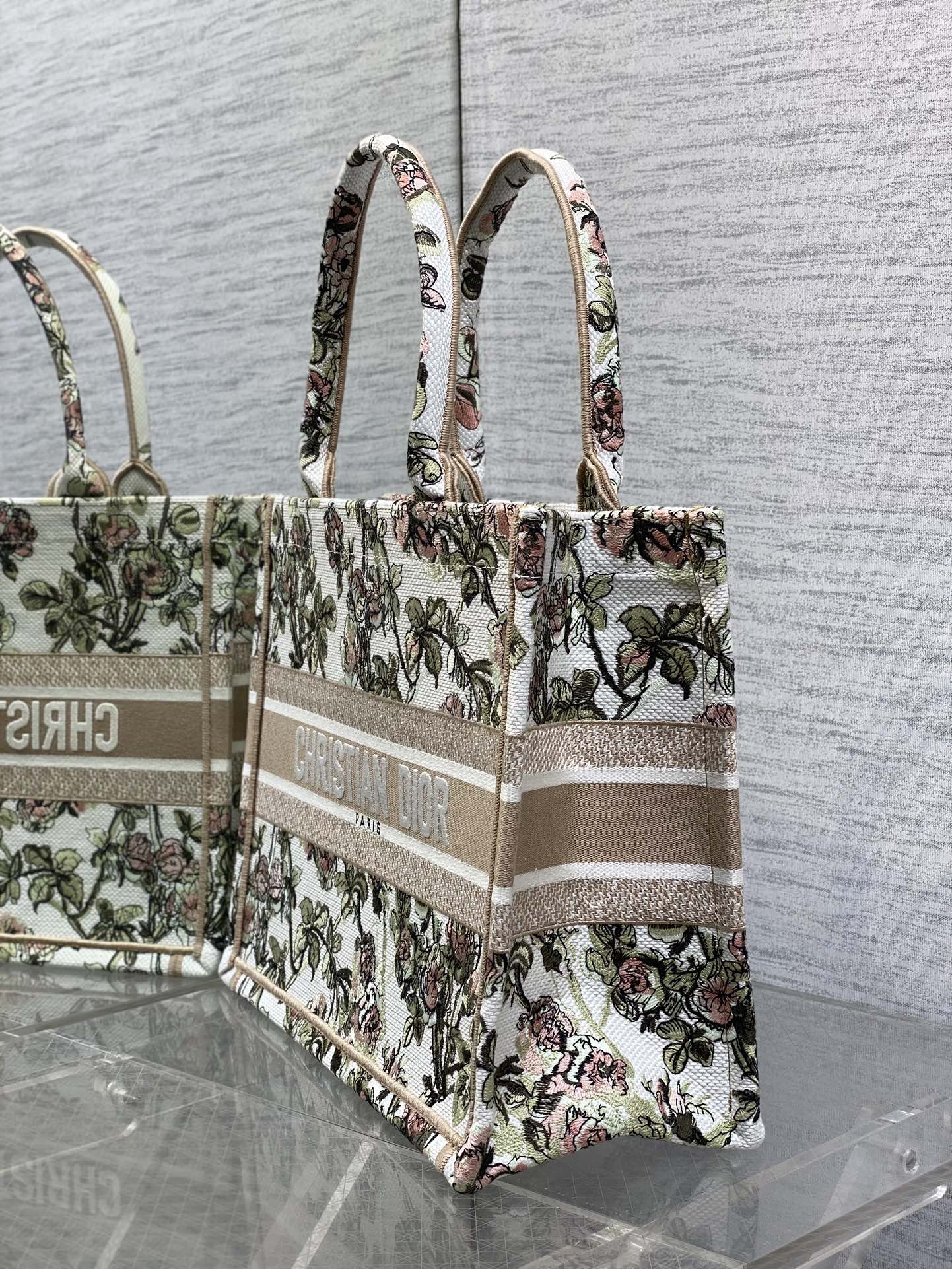 现货‼️Dior Book Tote中号托特包，花卉刺绣设计超美，帆布材质轻便耐用，容量大，通勤日常都O