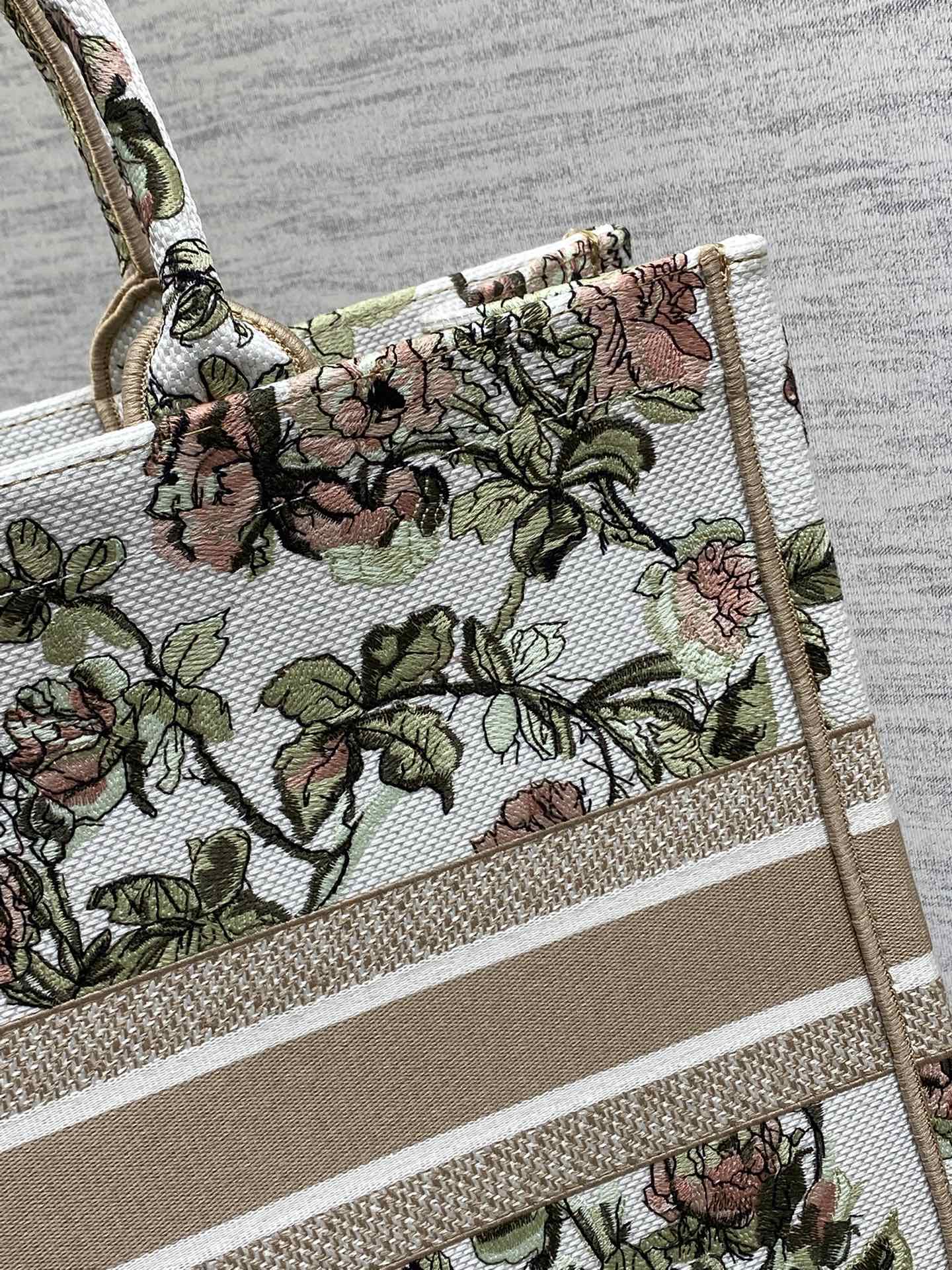 现货‼️Dior Book Tote大号托特包，花卉刺绣设计超美，帆布材质轻便耐用，容量大，通勤日常都O
