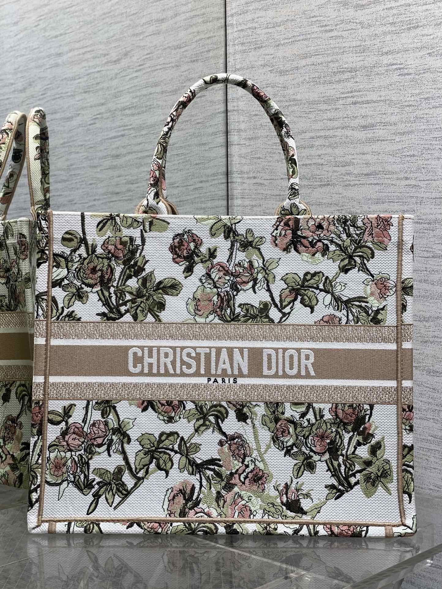 现货‼️Dior Book Tote大号托特包，花卉刺绣设计超美，帆布材质轻便耐用，容量大，通勤日常都O
