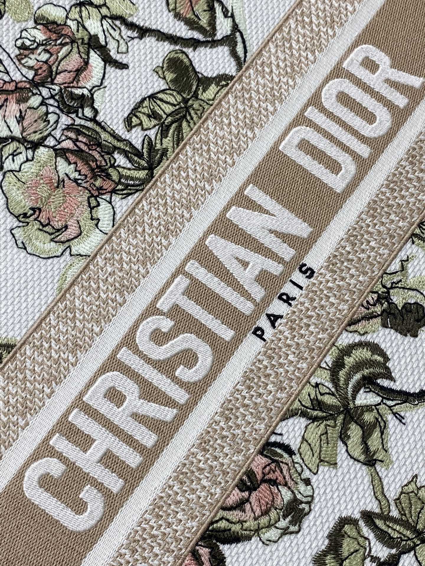 现货‼️Dior Book Tote大号托特包，花卉刺绣设计超美，帆布材质轻便耐用，容量大，通勤日常都O