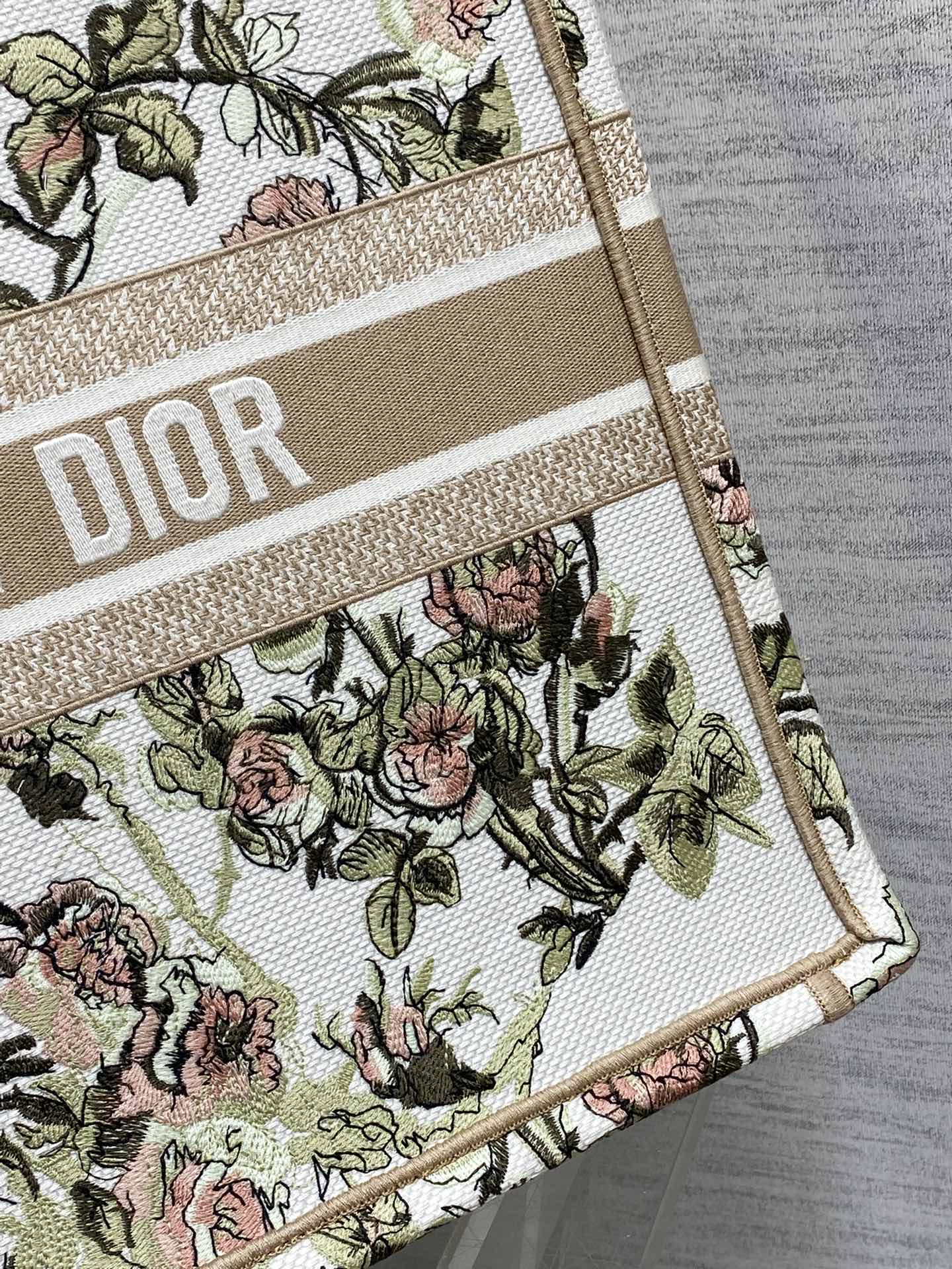 现货‼️Dior Book Tote大号托特包，花卉刺绣设计超美，帆布材质轻便耐用，容量大，通勤日常都O
