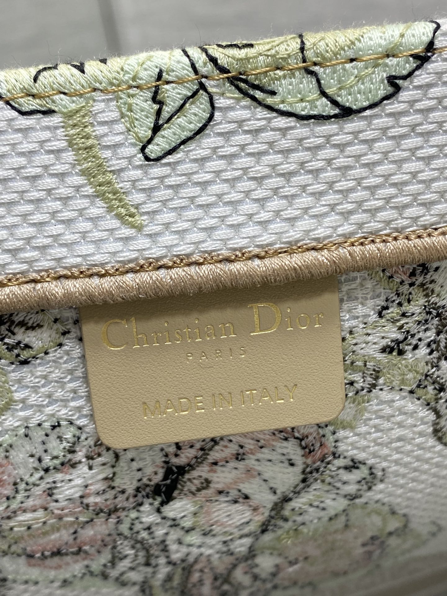 现货‼️Dior Book Tote大号托特包，花卉刺绣设计超美，帆布材质轻便耐用，容量大，通勤日常都O