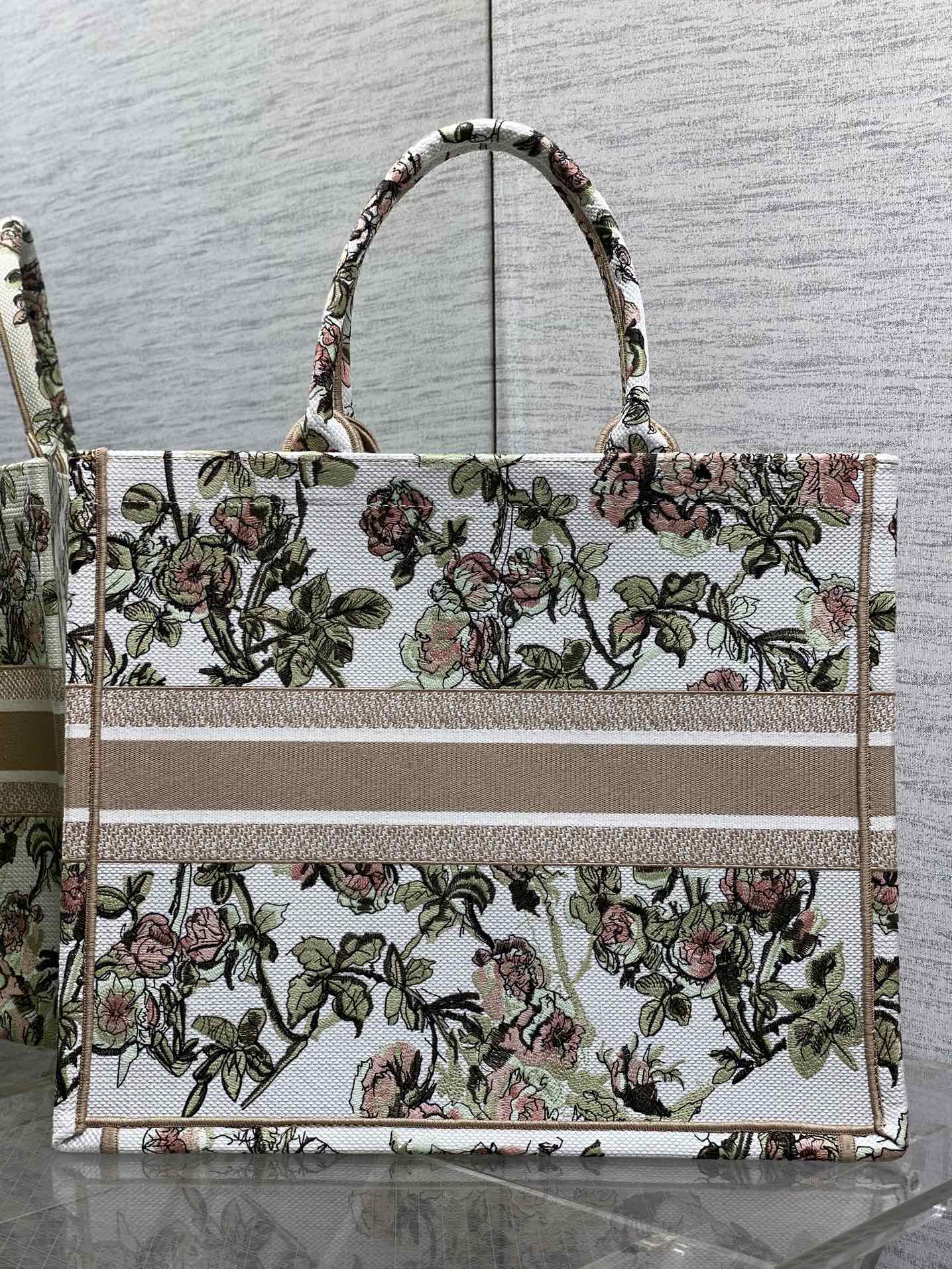 现货‼️Dior Book Tote大号托特包，花卉刺绣设计超美，帆布材质轻便耐用，容量大，通勤日常都O