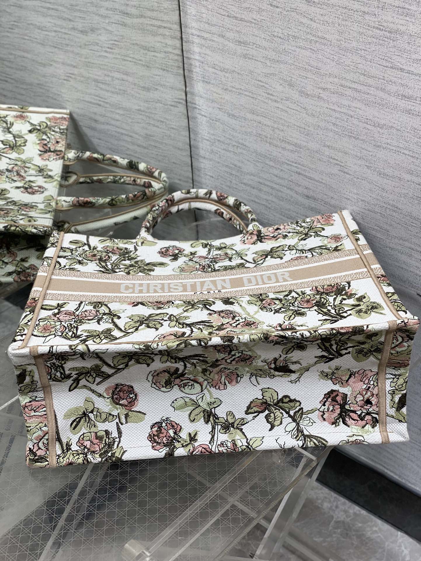 现货‼️Dior Book Tote大号托特包，花卉刺绣设计超美，帆布材质轻便耐用，容量大，通勤日常都O