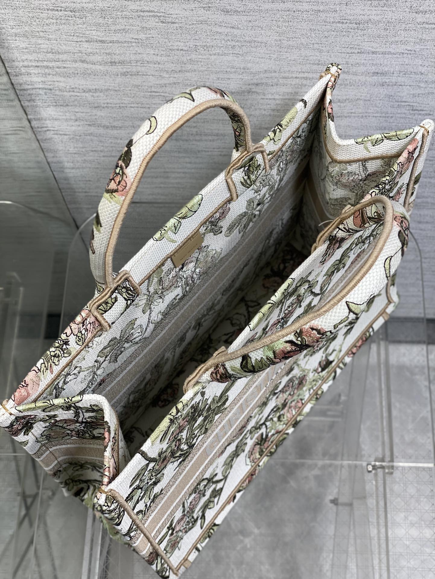 现货‼️Dior Book Tote大号托特包，花卉刺绣设计超美，帆布材质轻便耐用，容量大，通勤日常都O