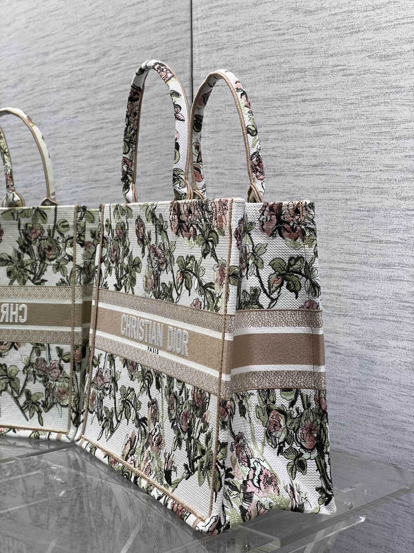 现货‼️Dior Book Tote大号托特包，花卉刺绣设计超美，帆布材质轻便耐用，容量大，通勤日常都O