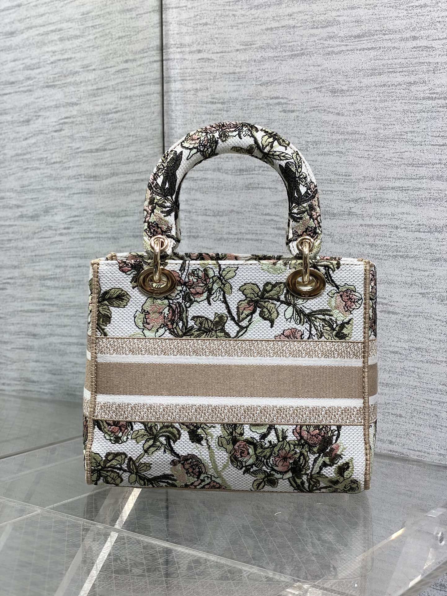 现货‼️Dior Lady D-Lite手袋，2024早春系列，帆布材质+精致花卉刺绣，搭配