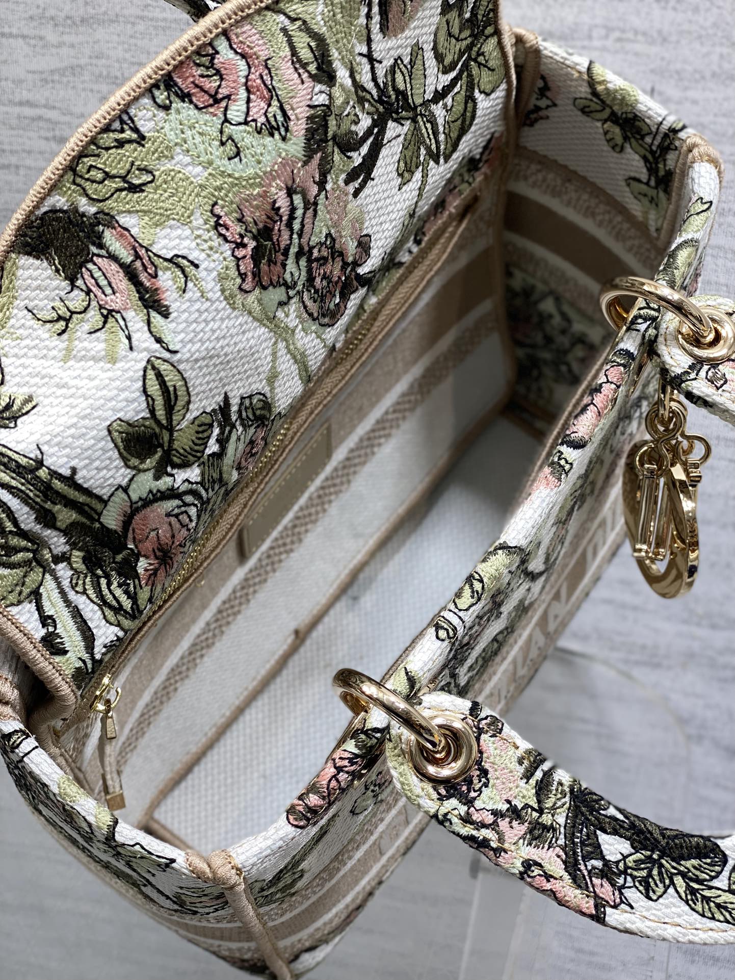 现货‼️Dior Lady D-Lite手袋，2024早春系列，帆布材质+精致花卉刺绣，搭配