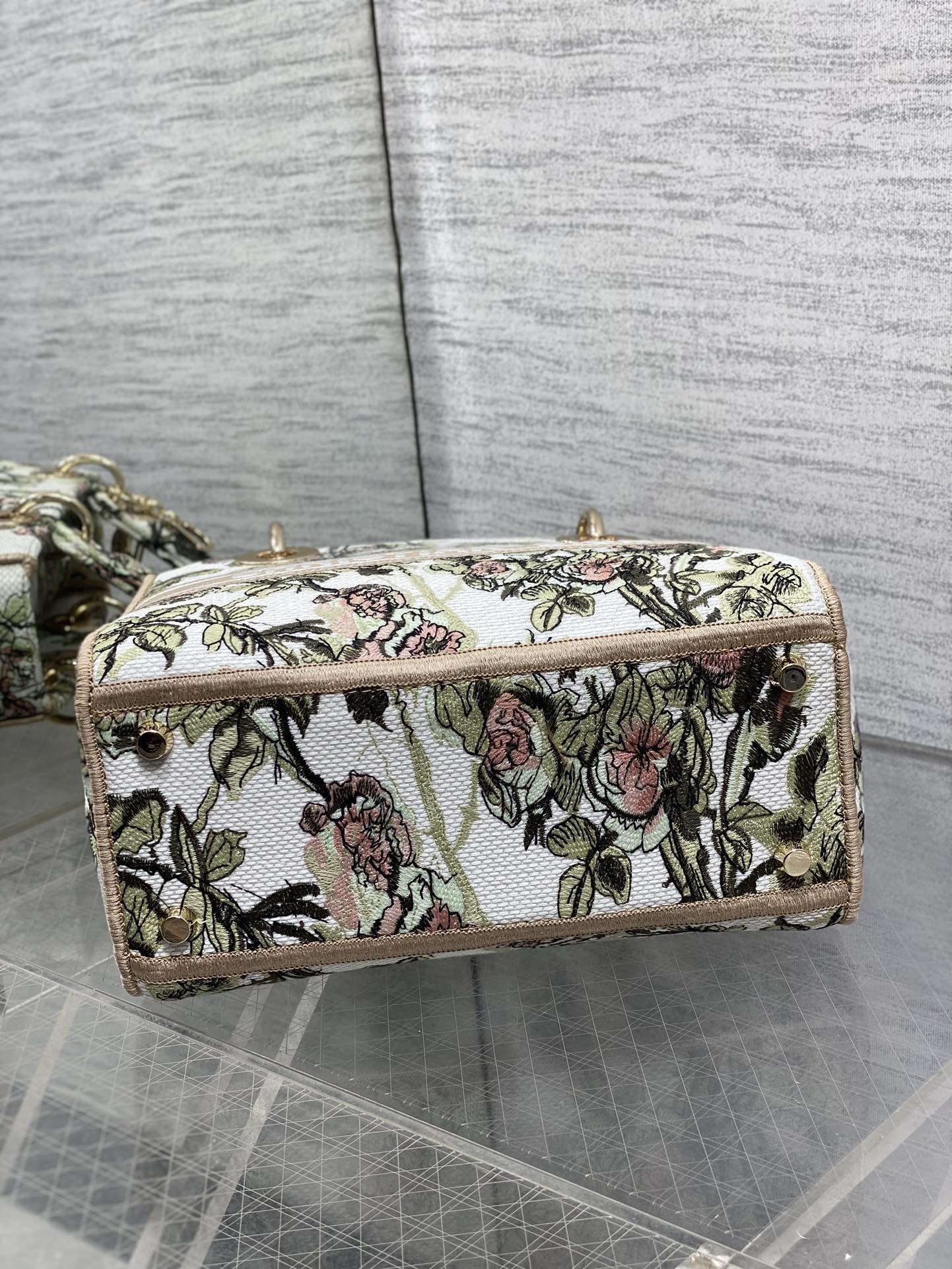 现货‼️Dior Lady D-Lite手袋，2024早春系列，帆布材质+精致花卉刺绣，搭配