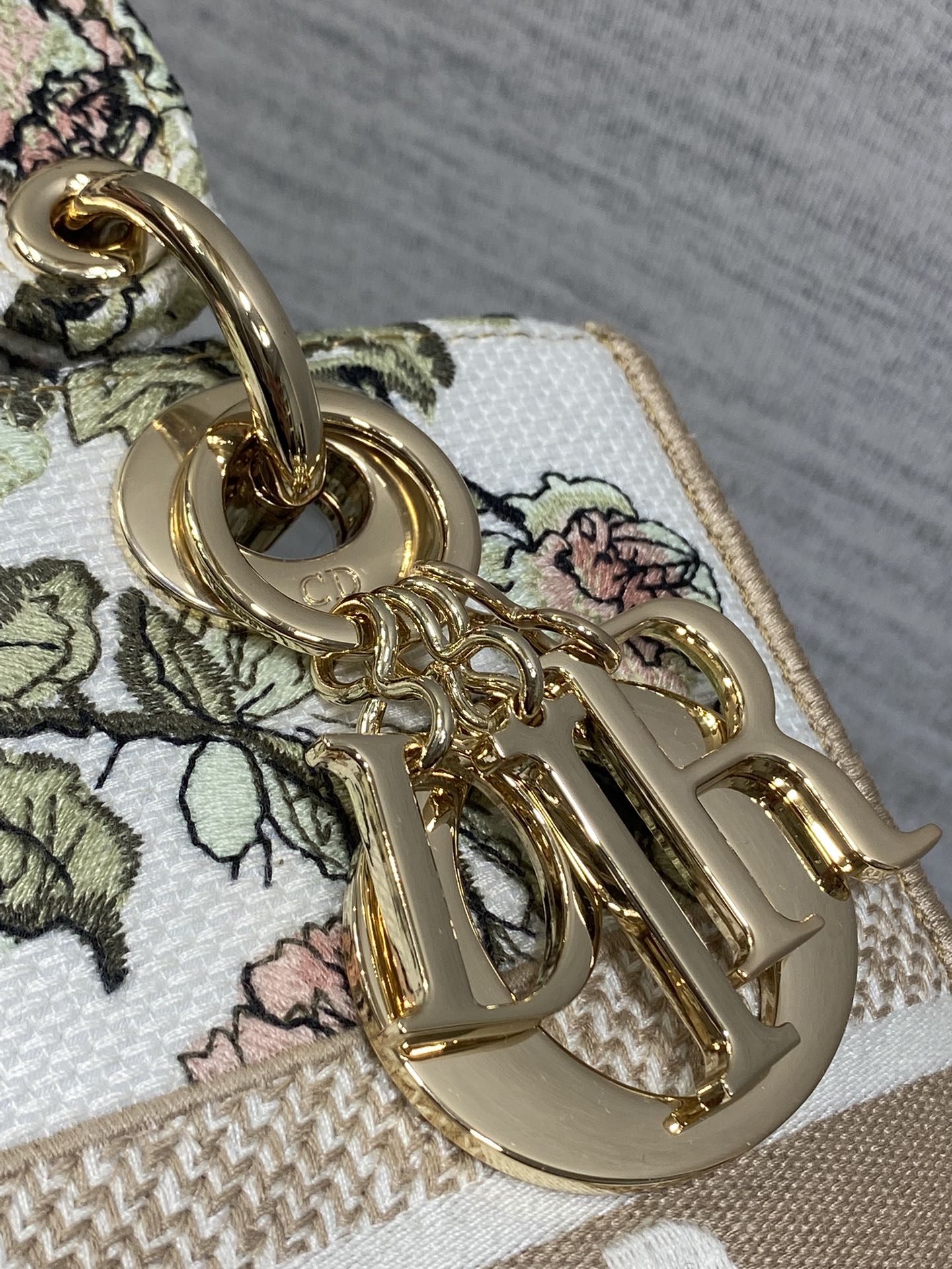 现货‼️Dior Lady D-Lite手袋，2024早春系列，帆布材质+精致花卉刺绣，搭配