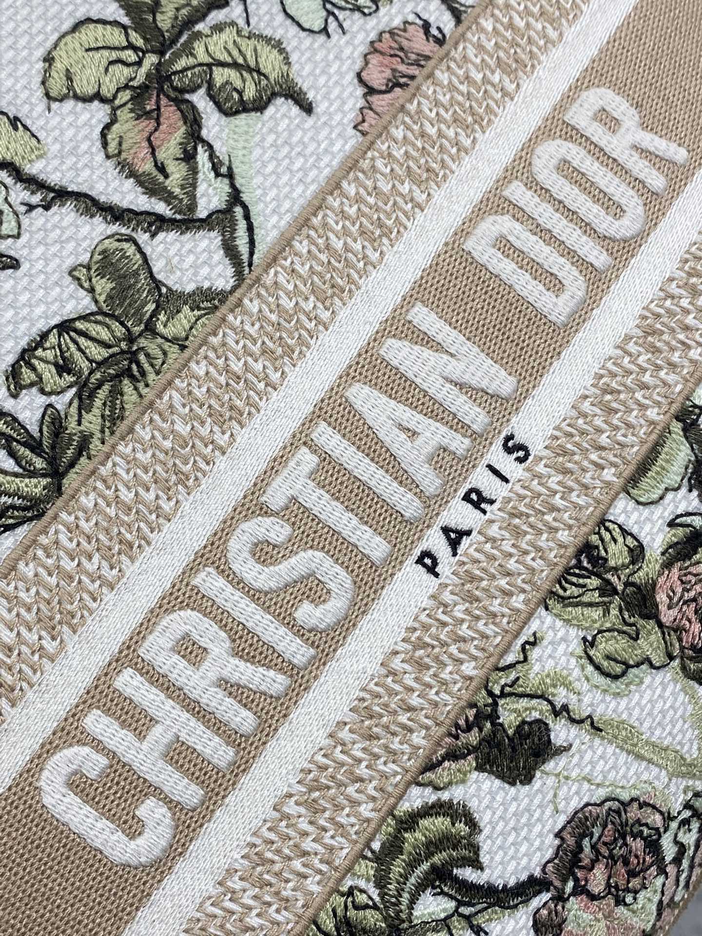 现货‼️Dior Lady D-Lite手袋，2024早春系列，帆布材质+精致花卉刺绣，搭配