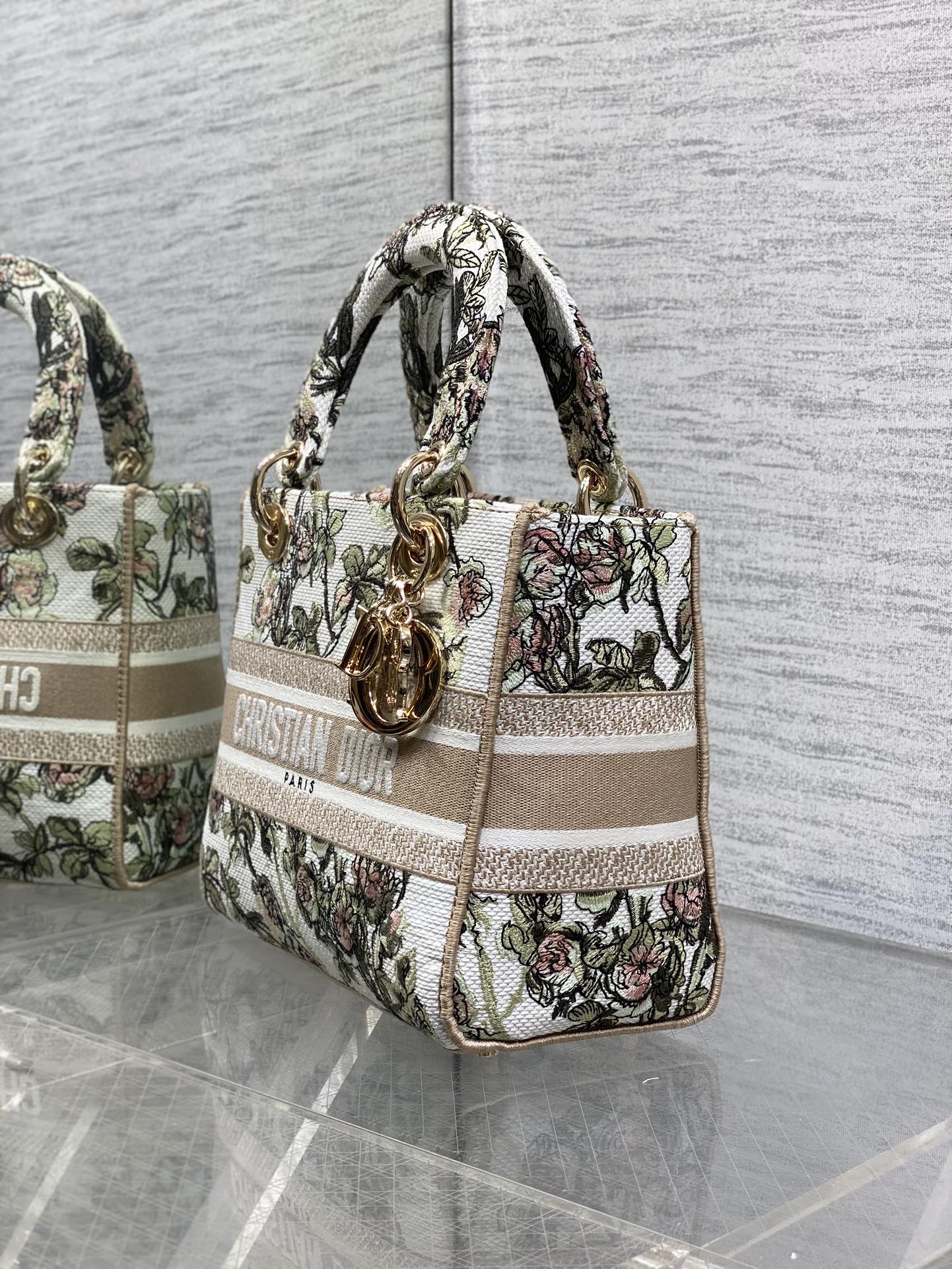 现货‼️Dior Lady D-Lite手袋，2024早春系列，帆布材质+精致花卉刺绣，搭配