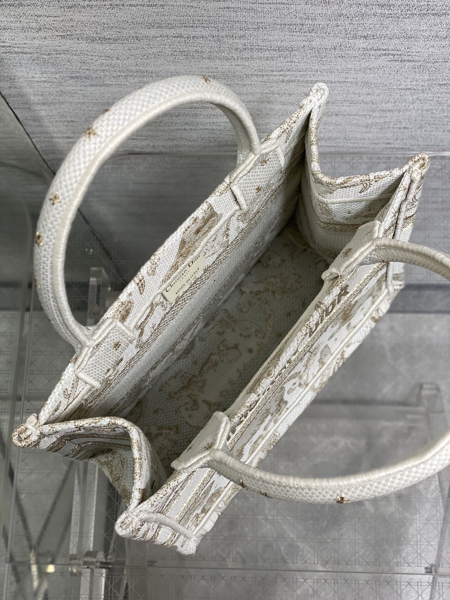 现货‼️Dior圣诞限定Book Tote手袋，白金配色+金色刺绣，奢华优雅感拉满，厚实帆布材质，结实耐