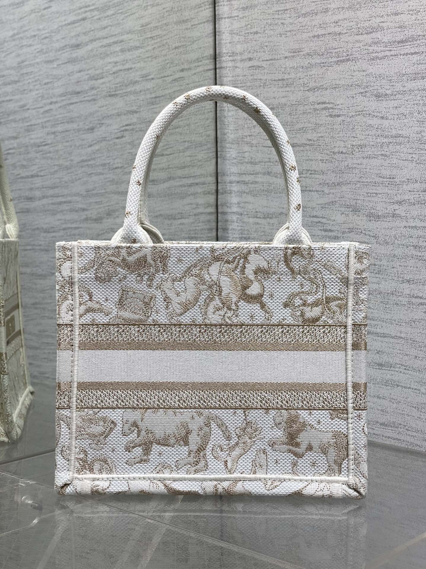 现货‼️Dior圣诞限定Book Tote手袋，白金配色+金色刺绣，奢华优雅感拉满，厚实帆布材质，结实耐