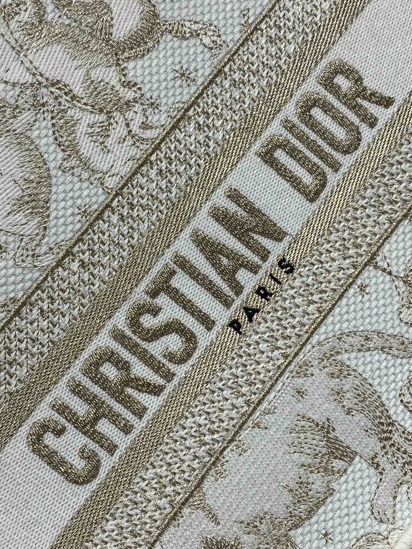 现货‼️Dior圣诞限定Book Tote手袋，白金配色+金色刺绣，奢华优雅感拉满，厚实帆布材质，结实耐