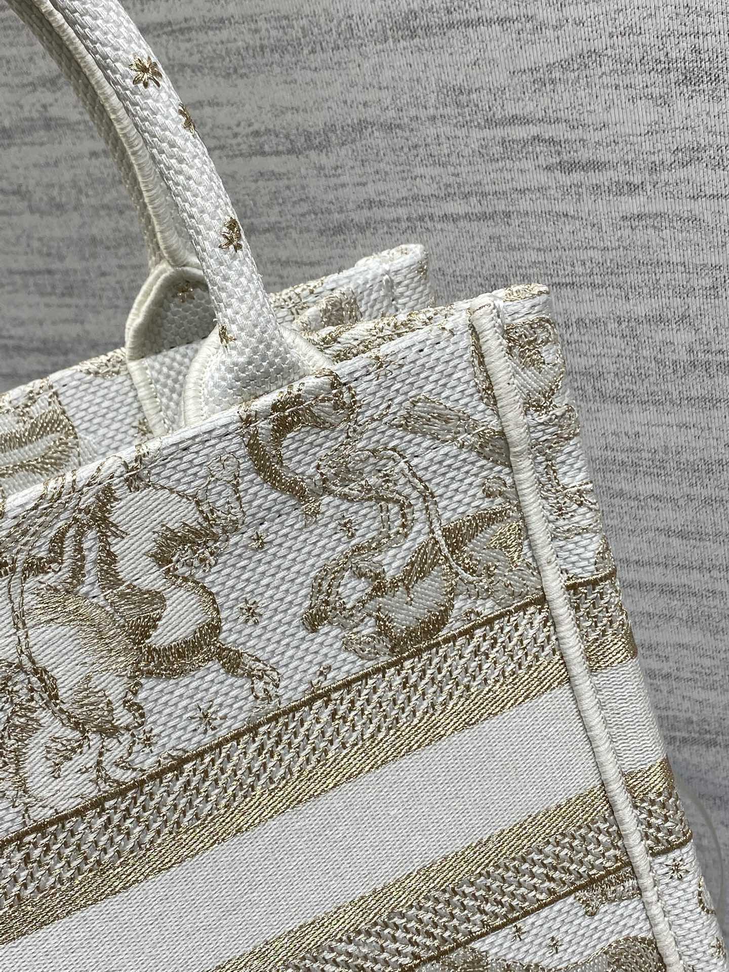 现货‼️Dior圣诞限定Book Tote手袋，白金配色+金色刺绣，奢华优雅感拉满，厚实帆布材质，结实耐